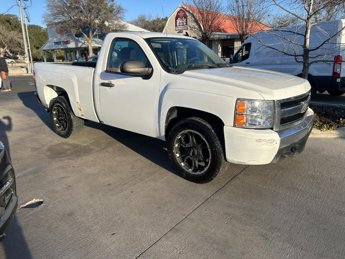 2008 White Chevrolet Silverado 1500 LT1 Long Box 2WD (1GCEC14X88Z) with an 4.3L V6 OHV 12V engine, 4-Speed Automatic Overdrive transmission, located at 1687 Business 35 S, New Braunfels, TX, 78130, (830) 625-7159, 29.655487, -98.051491 - Photo#1