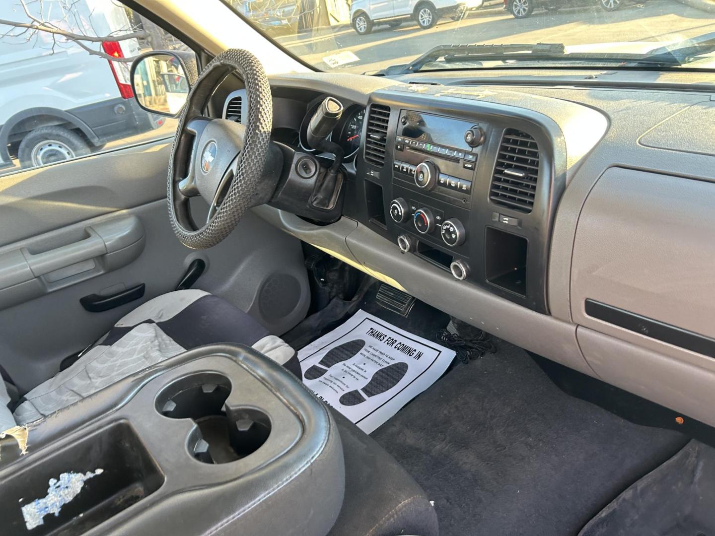 2008 White Chevrolet Silverado 1500 LT1 Long Box 2WD (1GCEC14X88Z) with an 4.3L V6 OHV 12V engine, 4-Speed Automatic Overdrive transmission, located at 1687 Business 35 S, New Braunfels, TX, 78130, (830) 625-7159, 29.655487, -98.051491 - Photo#3