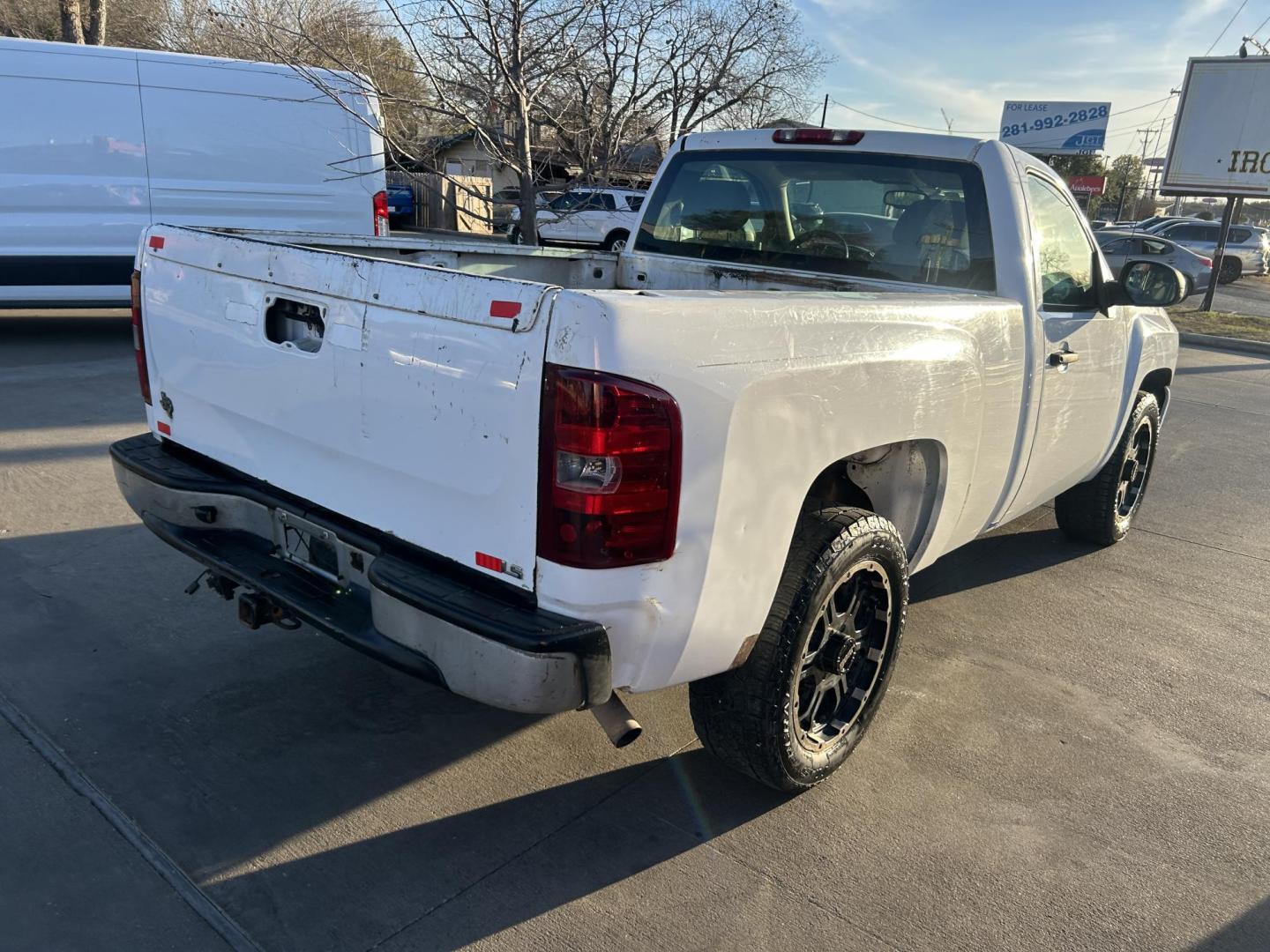 2008 White Chevrolet Silverado 1500 LT1 Long Box 2WD (1GCEC14X88Z) with an 4.3L V6 OHV 12V engine, 4-Speed Automatic Overdrive transmission, located at 1687 Business 35 S, New Braunfels, TX, 78130, (830) 625-7159, 29.655487, -98.051491 - Photo#4