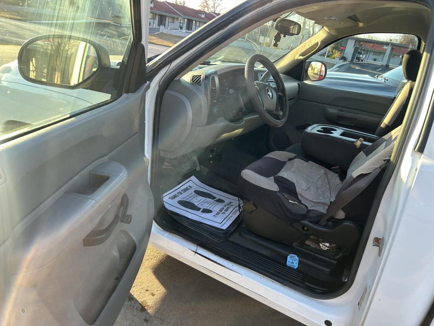 2008 White Chevrolet Silverado 1500 LT1 Long Box 2WD (1GCEC14X88Z) with an 4.3L V6 OHV 12V engine, 4-Speed Automatic Overdrive transmission, located at 1687 Business 35 S, New Braunfels, TX, 78130, (830) 625-7159, 29.655487, -98.051491 - Photo#7