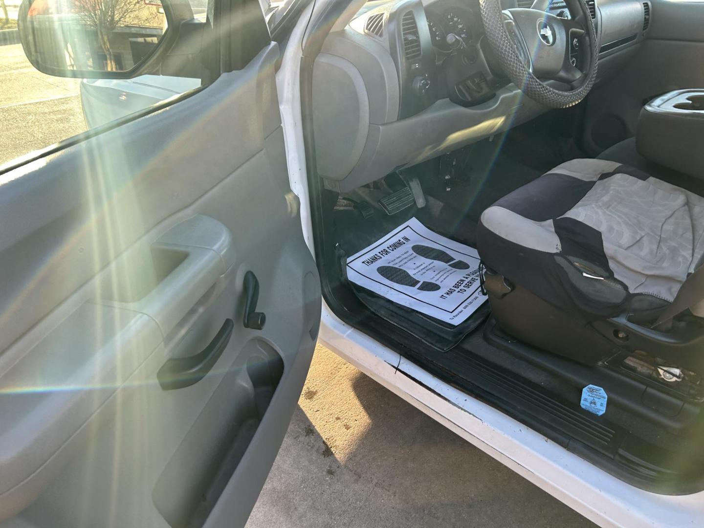 2008 White Chevrolet Silverado 1500 LT1 Long Box 2WD (1GCEC14X88Z) with an 4.3L V6 OHV 12V engine, 4-Speed Automatic Overdrive transmission, located at 1687 Business 35 S, New Braunfels, TX, 78130, (830) 625-7159, 29.655487, -98.051491 - Photo#6