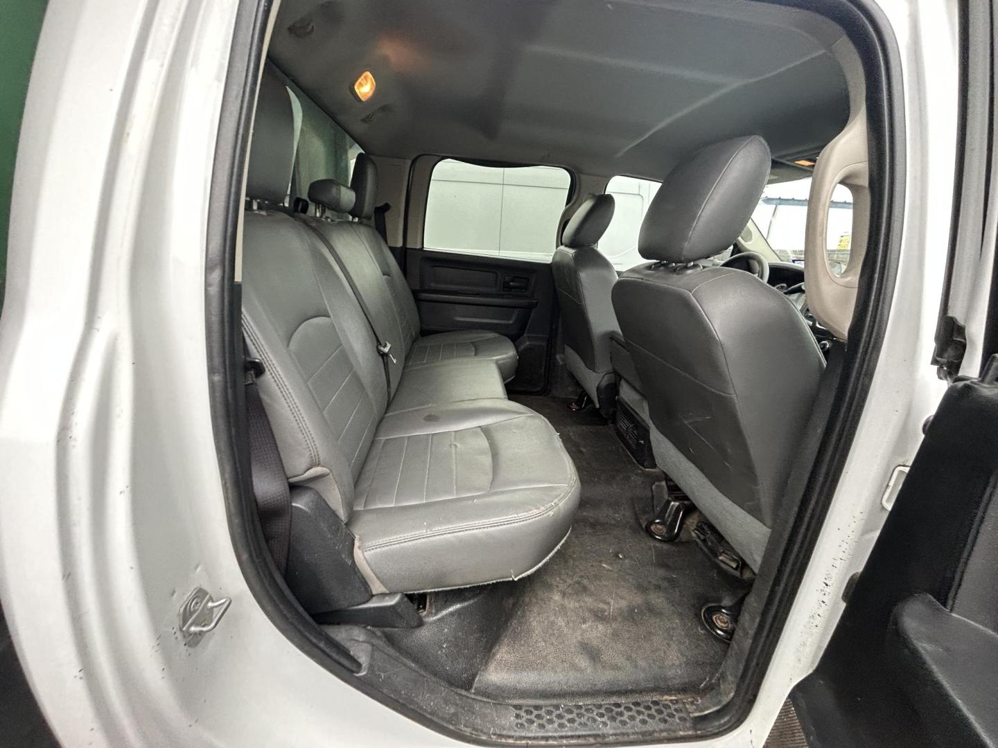 2015 White RAM 5500 Crew Cab LWB 4WD DRW (3C7WRNFL0FG) with an 6.7L L6 OHV 24V TURBO DIESEL engine, located at 1687 Business 35 S, New Braunfels, TX, 78130, (830) 625-7159, 29.655487, -98.051491 - Photo#4