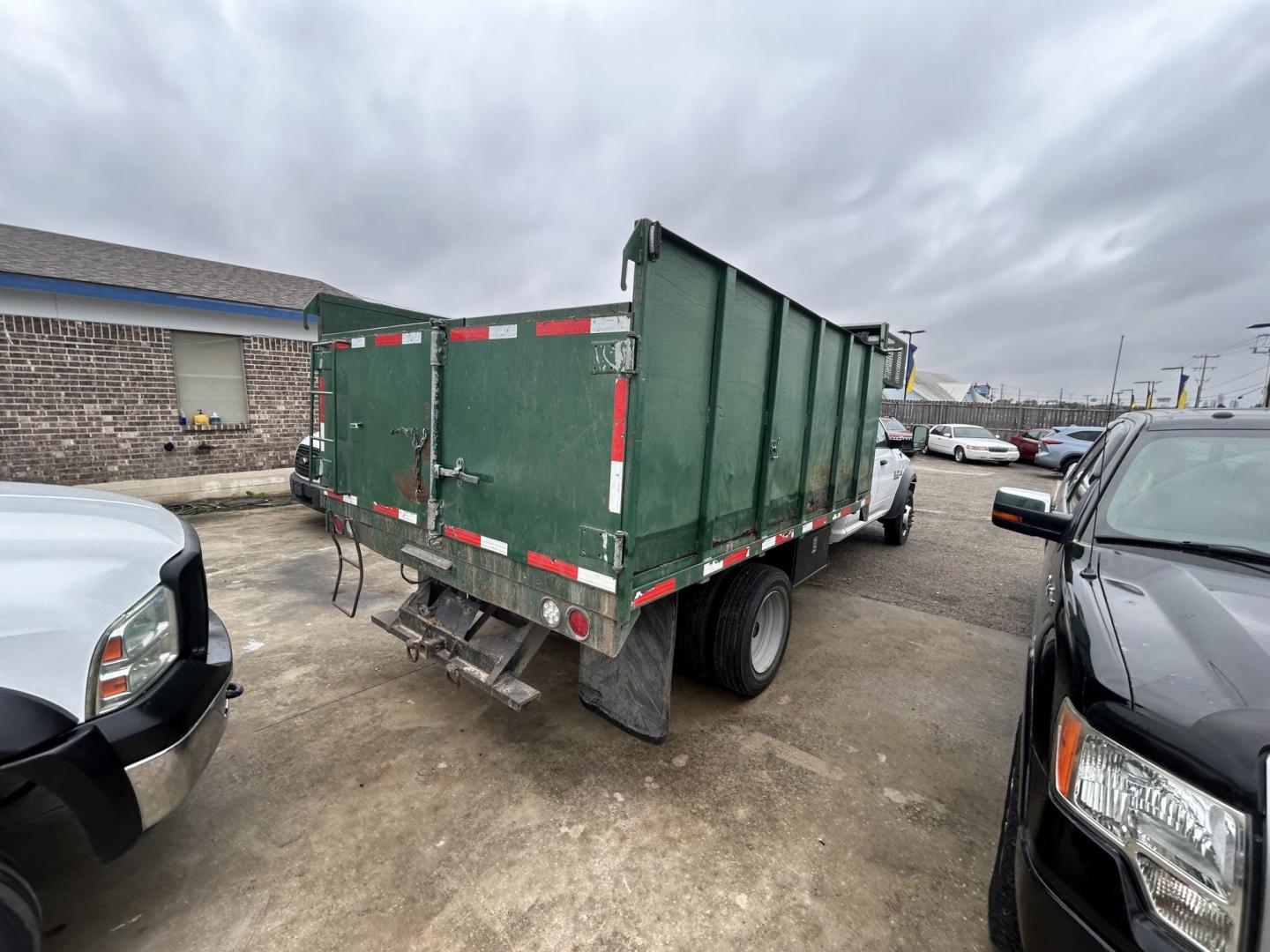 2015 White RAM 5500 Crew Cab LWB 4WD DRW (3C7WRNFL0FG) with an 6.7L L6 OHV 24V TURBO DIESEL engine, located at 1687 Business 35 S, New Braunfels, TX, 78130, (830) 625-7159, 29.655487, -98.051491 - Photo#6