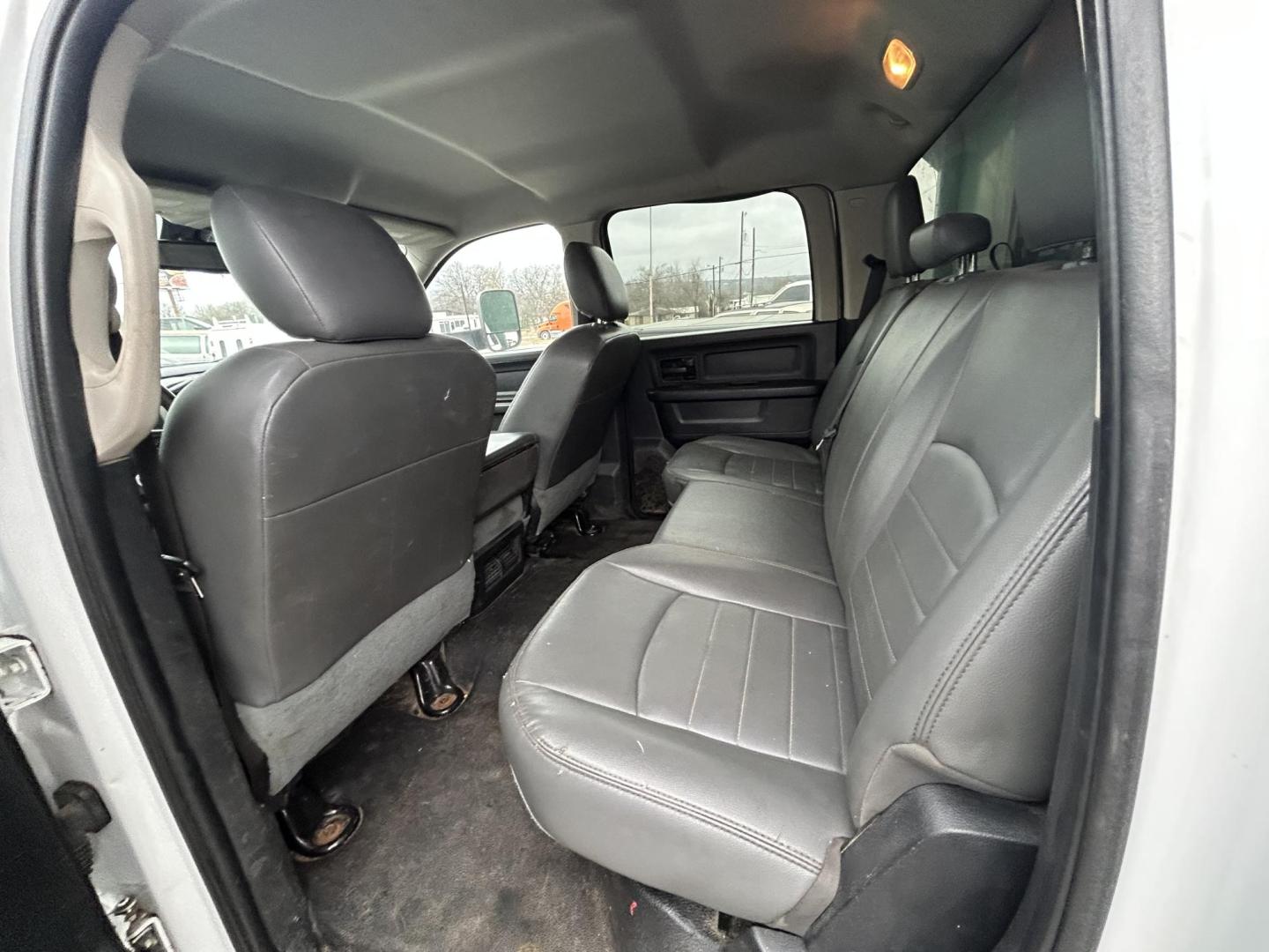 2015 White RAM 5500 Crew Cab LWB 4WD DRW (3C7WRNFL0FG) with an 6.7L L6 OHV 24V TURBO DIESEL engine, located at 1687 Business 35 S, New Braunfels, TX, 78130, (830) 625-7159, 29.655487, -98.051491 - Photo#9