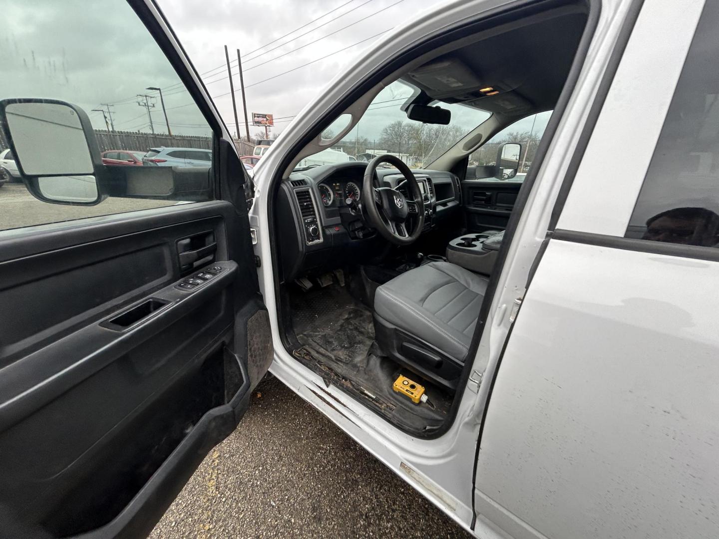 2015 White RAM 5500 Crew Cab LWB 4WD DRW (3C7WRNFL0FG) with an 6.7L L6 OHV 24V TURBO DIESEL engine, located at 1687 Business 35 S, New Braunfels, TX, 78130, (830) 625-7159, 29.655487, -98.051491 - Photo#10