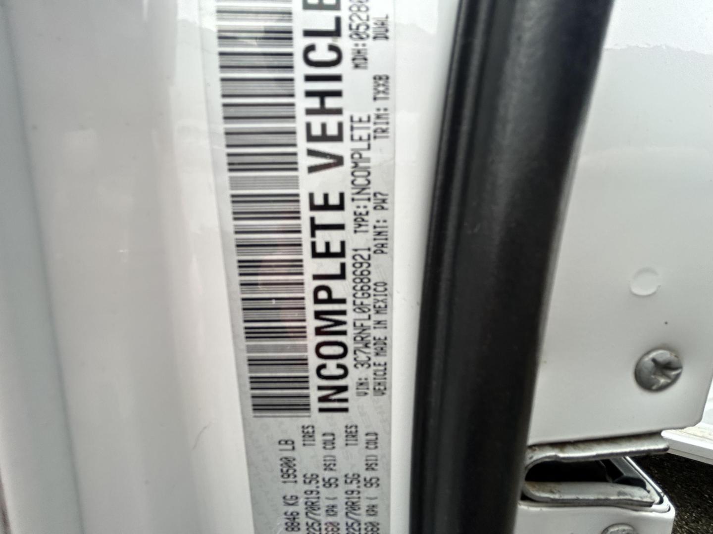 2015 White RAM 5500 Crew Cab LWB 4WD DRW (3C7WRNFL0FG) with an 6.7L L6 OHV 24V TURBO DIESEL engine, located at 1687 Business 35 S, New Braunfels, TX, 78130, (830) 625-7159, 29.655487, -98.051491 - Photo#14