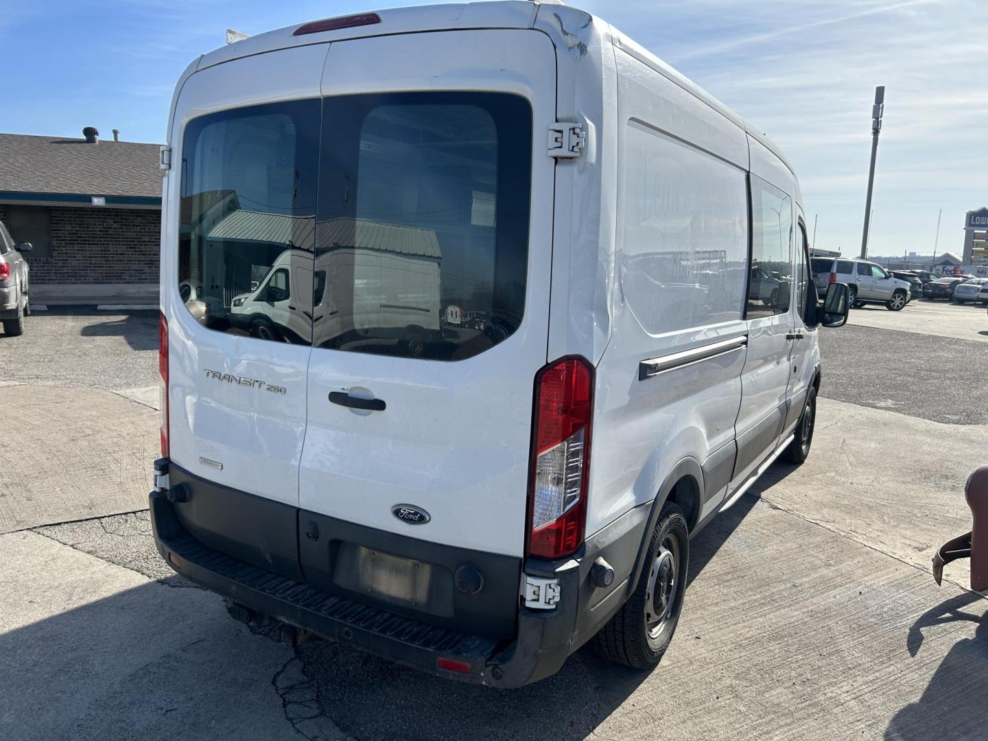 2016 White Ford Transit 250 Van Med. Roof w/Sliding Pass. 148-in. WB (1FTYR2CG0GK) with an 3.5L V6 DOHC 24V engine, 6A transmission, located at 1687 Business 35 S, New Braunfels, TX, 78130, (830) 625-7159, 29.655487, -98.051491 - Photo#5