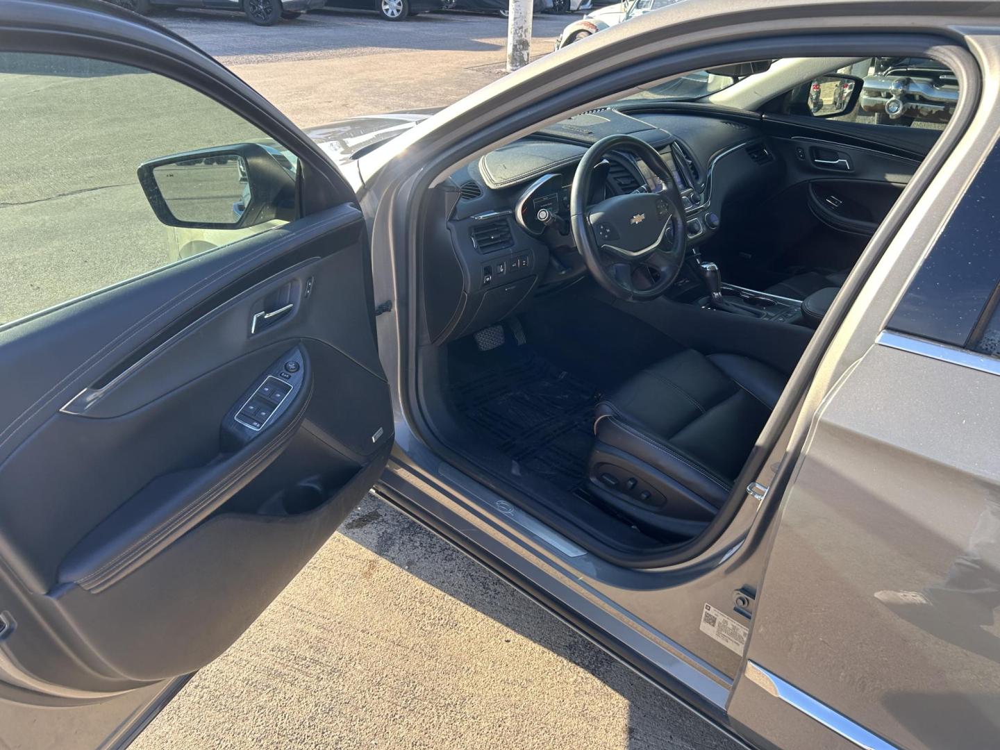 2019 White Chevrolet Impala Premier (2G1105S37K9) with an 3.6L V6 DOHC 24V engine, 6A transmission, located at 1687 Business 35 S, New Braunfels, TX, 78130, (830) 625-7159, 29.655487, -98.051491 - Photo#9