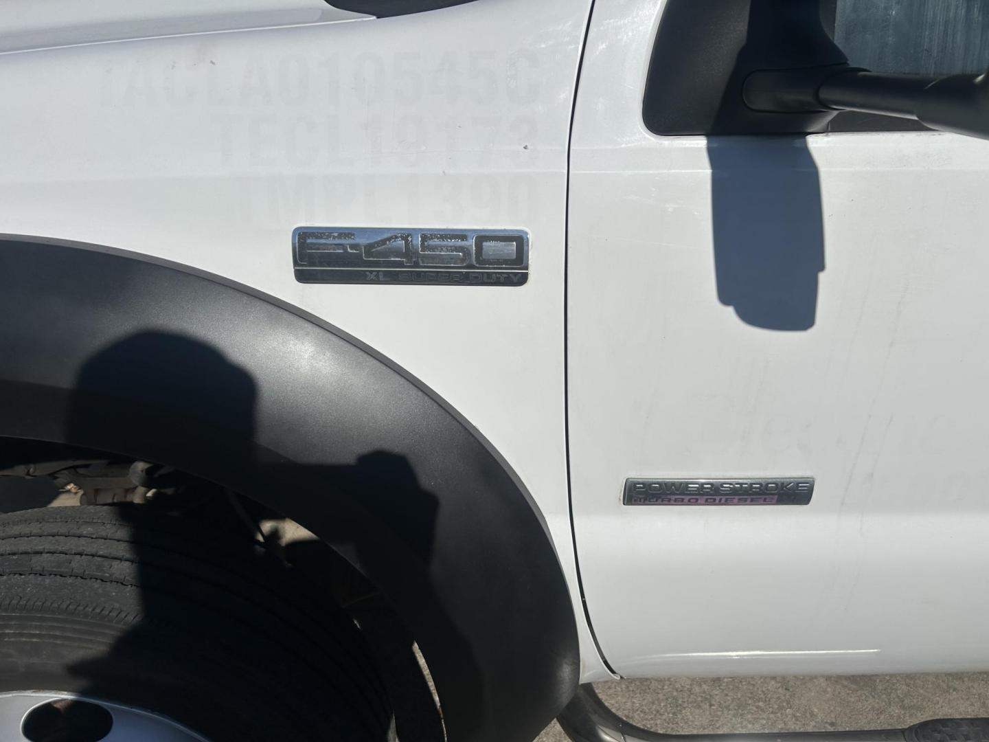 2006 White Ford F-450 SD Regular Cab 4WD DRW (1FDXF47P46E) with an 6.0L V8 OHV 32V TURBO DIESEL engine, located at 1687 Business 35 S, New Braunfels, TX, 78130, (830) 625-7159, 29.655487, -98.051491 - Photo#8