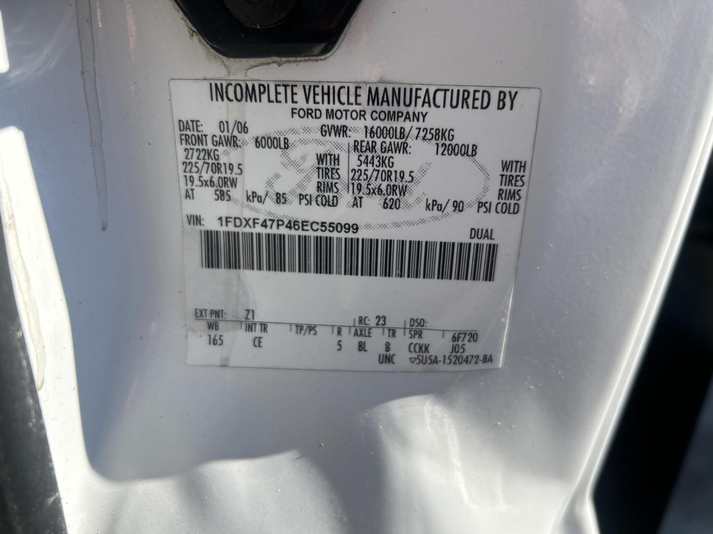 2006 White Ford F-450 SD Regular Cab 4WD DRW (1FDXF47P46E) with an 6.0L V8 OHV 32V TURBO DIESEL engine, located at 1687 Business 35 S, New Braunfels, TX, 78130, (830) 625-7159, 29.655487, -98.051491 - Photo#9