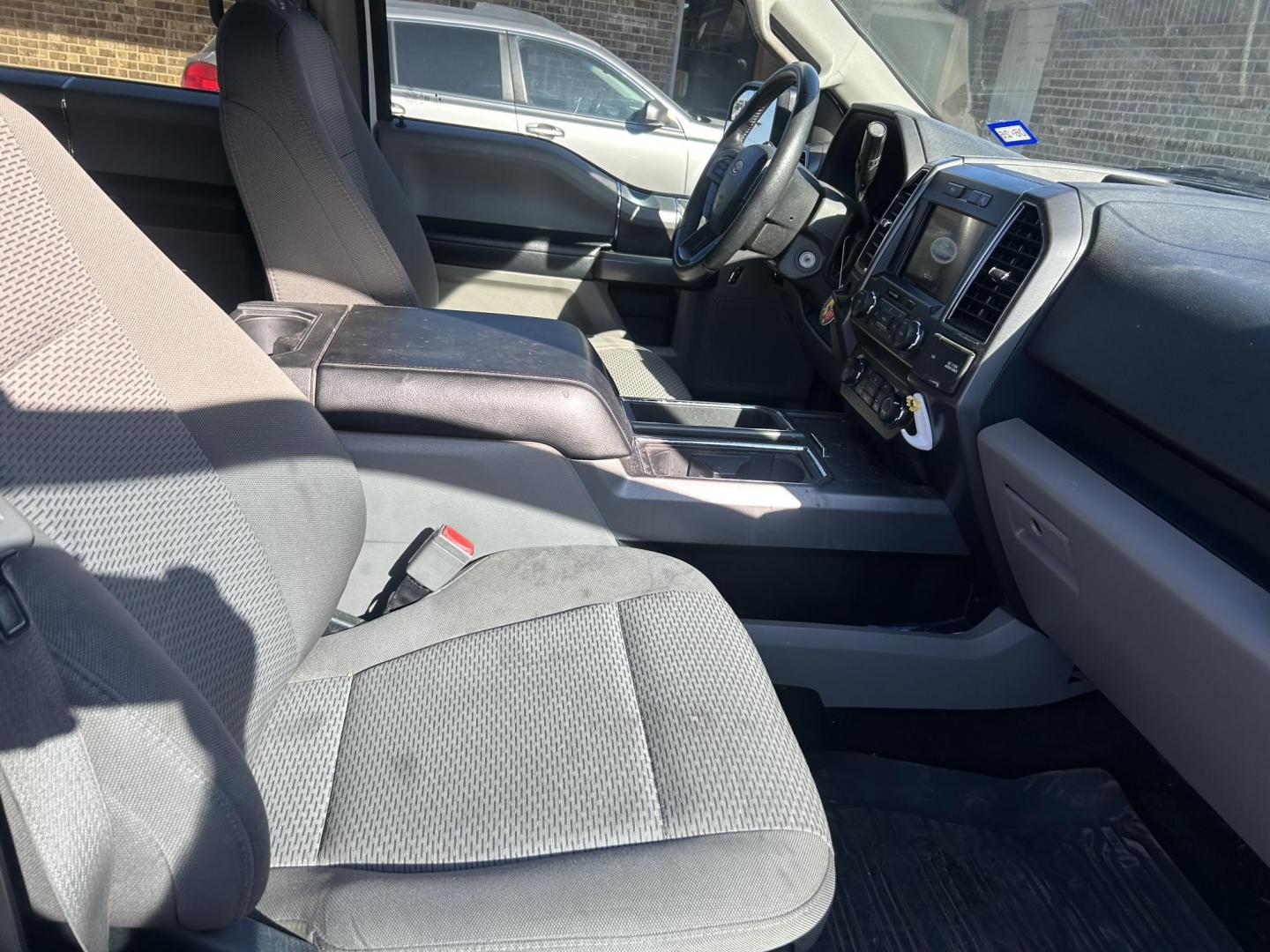 2020 White Ford F-150 XLT SuperCrew 5.5-ft. 2WD (1FTEW1CP6LK) with an 2.7L V6 DOHC 24V engine, 6A transmission, located at 1687 Business 35 S, New Braunfels, TX, 78130, (830) 625-7159, 29.655487, -98.051491 - Photo#2