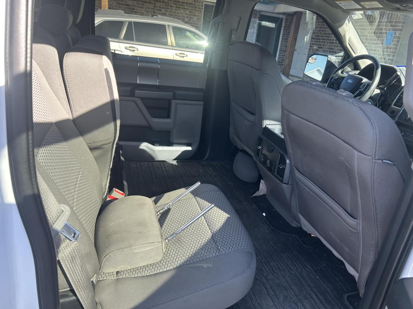 2020 White Ford F-150 XLT SuperCrew 5.5-ft. 2WD (1FTEW1CP6LK) with an 2.7L V6 DOHC 24V engine, 6A transmission, located at 1687 Business 35 S, New Braunfels, TX, 78130, (830) 625-7159, 29.655487, -98.051491 - Photo#4