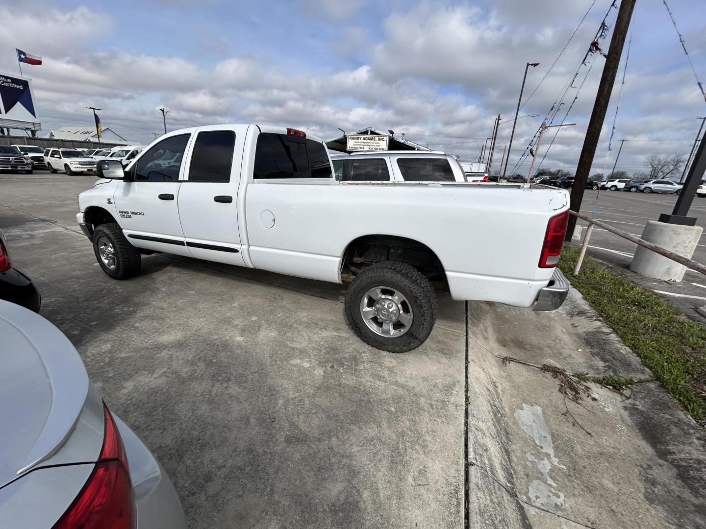 2006 White Dodge Ram 3500 Laramie Quad Cab 4WD (3D7LX38C66G) with an 5.9L L6 OHV 24V TURBO DIESEL engine, located at 1687 Business 35 S, New Braunfels, TX, 78130, (830) 625-7159, 29.655487, -98.051491 - Photo#7