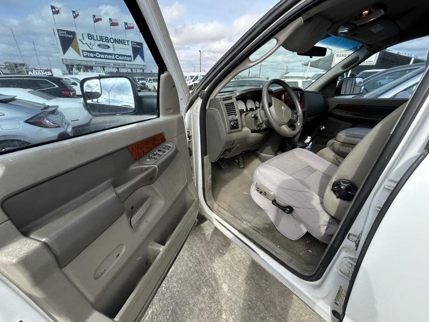2006 White Dodge Ram 3500 Laramie Quad Cab 4WD (3D7LX38C66G) with an 5.9L L6 OHV 24V TURBO DIESEL engine, located at 1687 Business 35 S, New Braunfels, TX, 78130, (830) 625-7159, 29.655487, -98.051491 - Photo#9