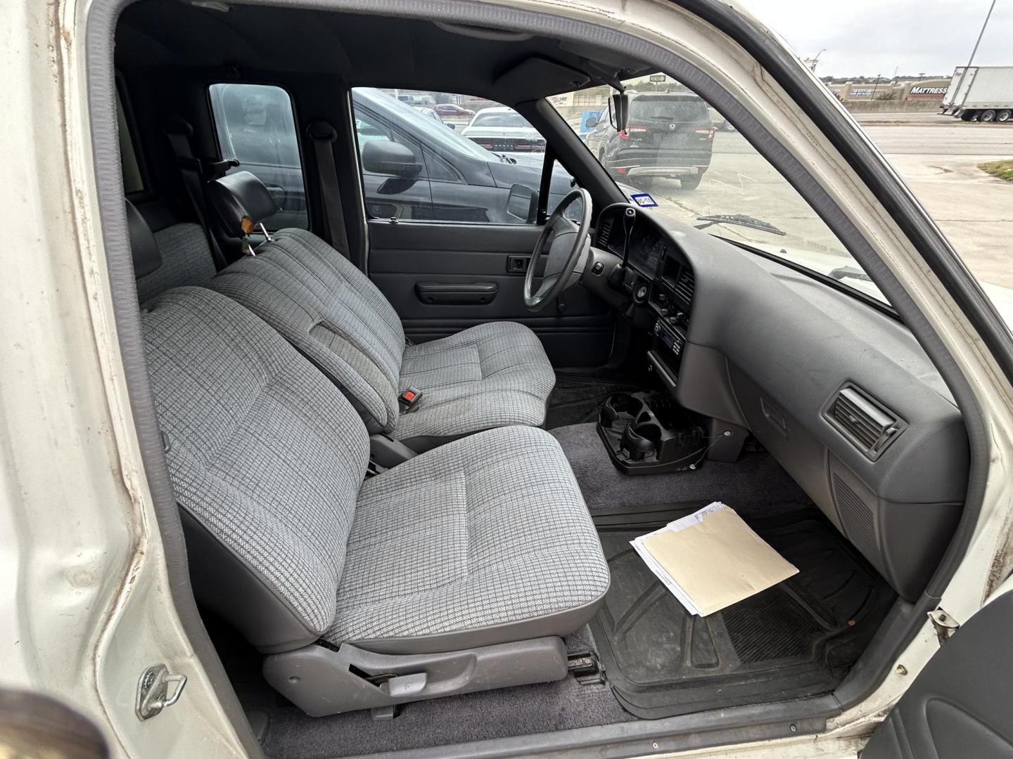 1990 White Toyota Pickup DLX Xtracab 2WD (JT4RN93P4L5) with an 2.4L L4 SOHC 8V engine, 4-Speed Automatic Overdrive transmission, located at 1687 Business 35 S, New Braunfels, TX, 78130, (830) 625-7159, 29.655487, -98.051491 - Photo#2