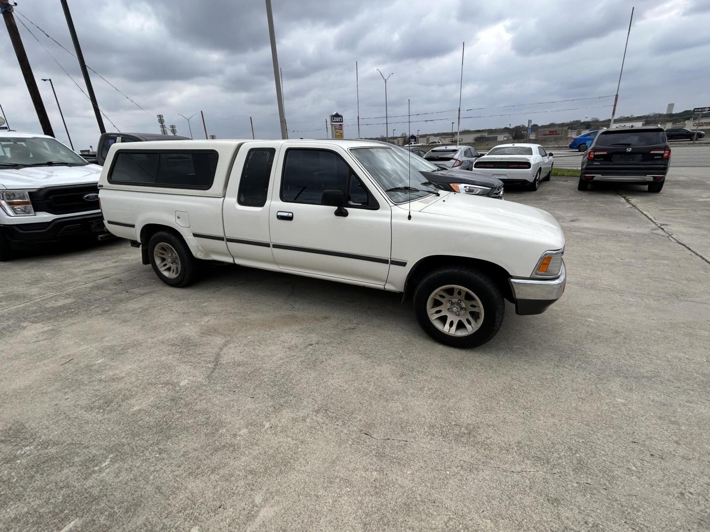 1990 White Toyota Pickup DLX Xtracab 2WD (JT4RN93P4L5) with an 2.4L L4 SOHC 8V engine, 4-Speed Automatic Overdrive transmission, located at 1687 Business 35 S, New Braunfels, TX, 78130, (830) 625-7159, 29.655487, -98.051491 - Photo#1