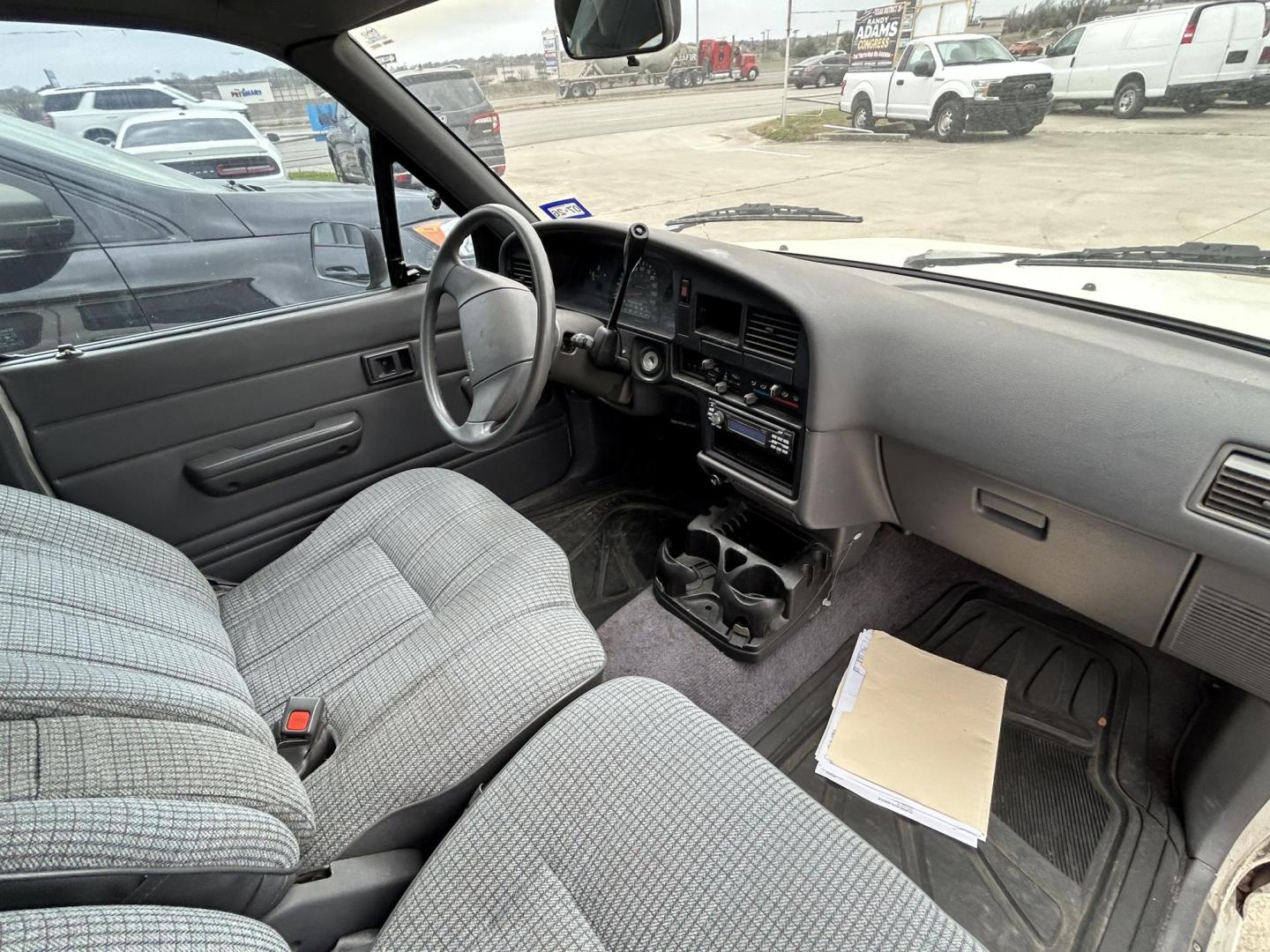 1990 White Toyota Pickup DLX Xtracab 2WD (JT4RN93P4L5) with an 2.4L L4 SOHC 8V engine, 4-Speed Automatic Overdrive transmission, located at 1687 Business 35 S, New Braunfels, TX, 78130, (830) 625-7159, 29.655487, -98.051491 - Photo#3