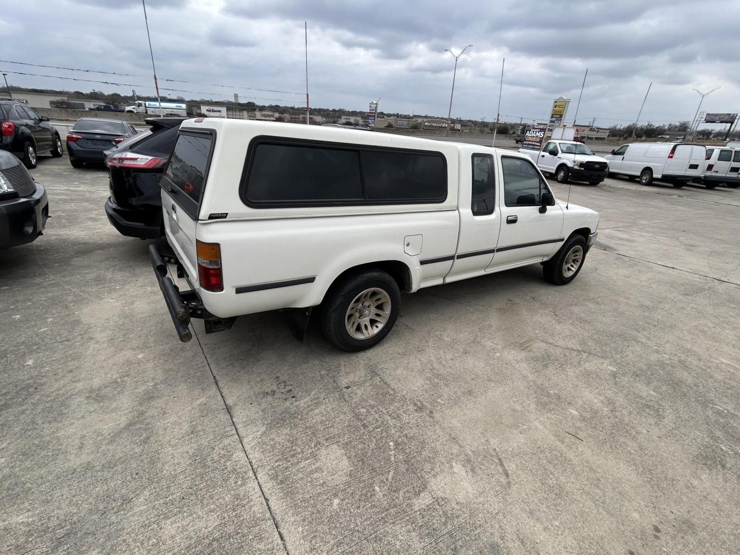 1990 White Toyota Pickup DLX Xtracab 2WD (JT4RN93P4L5) with an 2.4L L4 SOHC 8V engine, 4-Speed Automatic Overdrive transmission, located at 1687 Business 35 S, New Braunfels, TX, 78130, (830) 625-7159, 29.655487, -98.051491 - Photo#5