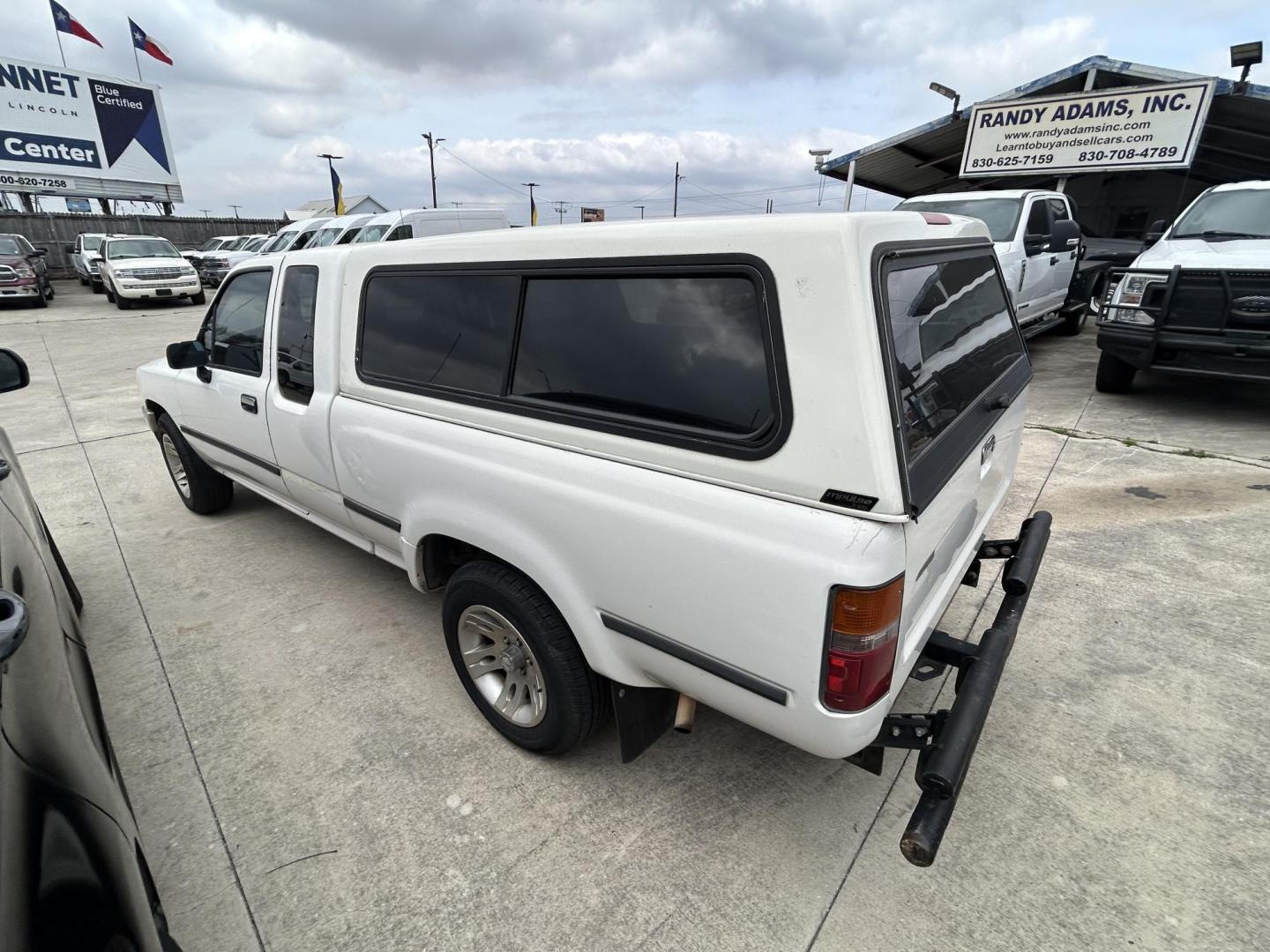 1990 White Toyota Pickup DLX Xtracab 2WD (JT4RN93P4L5) with an 2.4L L4 SOHC 8V engine, 4-Speed Automatic Overdrive transmission, located at 1687 Business 35 S, New Braunfels, TX, 78130, (830) 625-7159, 29.655487, -98.051491 - Photo#6
