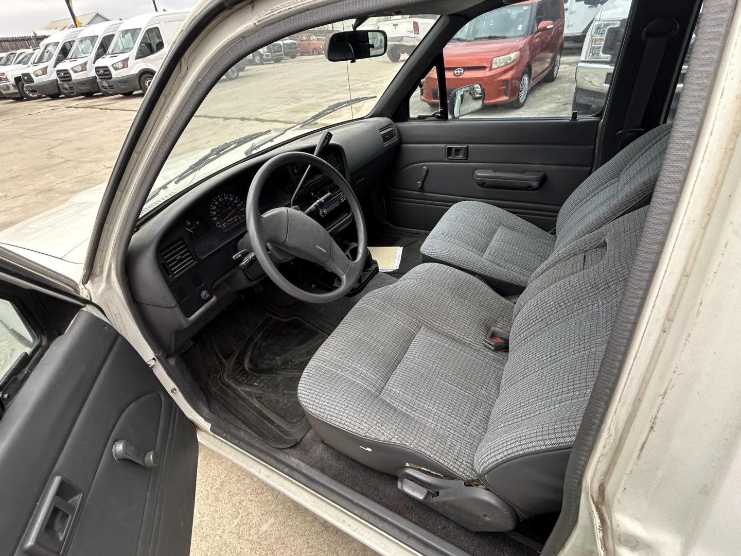 1990 White Toyota Pickup DLX Xtracab 2WD (JT4RN93P4L5) with an 2.4L L4 SOHC 8V engine, 4-Speed Automatic Overdrive transmission, located at 1687 Business 35 S, New Braunfels, TX, 78130, (830) 625-7159, 29.655487, -98.051491 - Photo#7