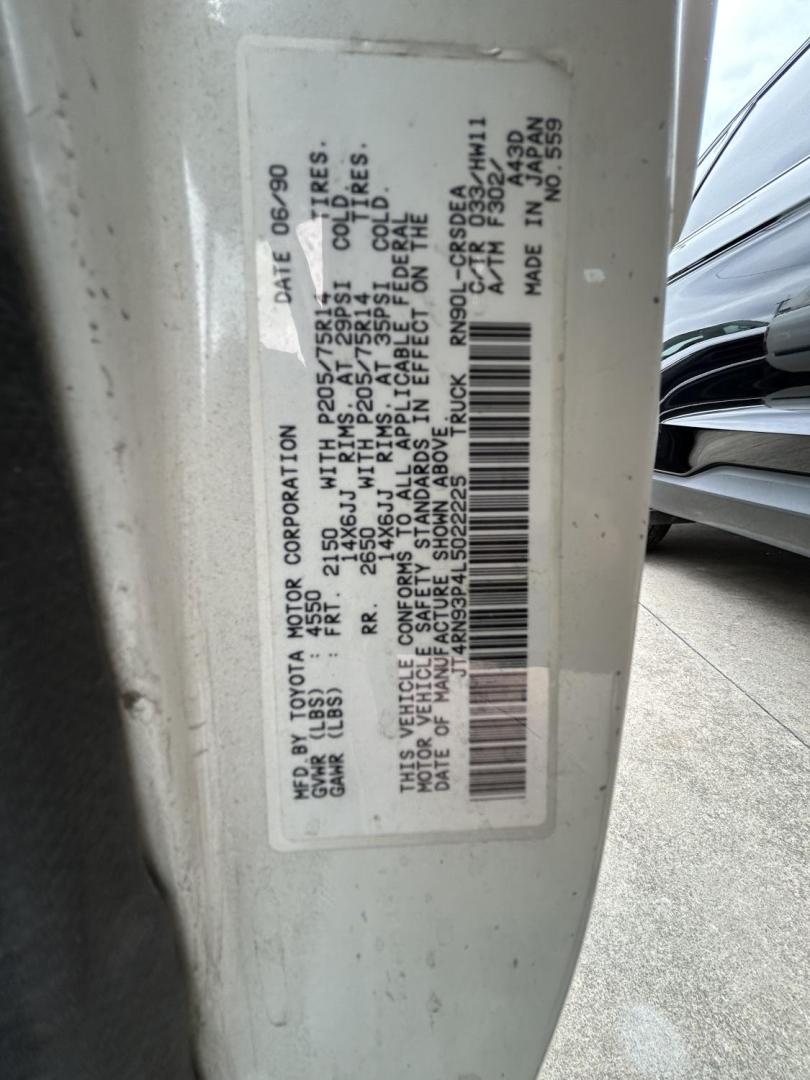 1990 White Toyota Pickup DLX Xtracab 2WD (JT4RN93P4L5) with an 2.4L L4 SOHC 8V engine, 4-Speed Automatic Overdrive transmission, located at 1687 Business 35 S, New Braunfels, TX, 78130, (830) 625-7159, 29.655487, -98.051491 - Photo#9