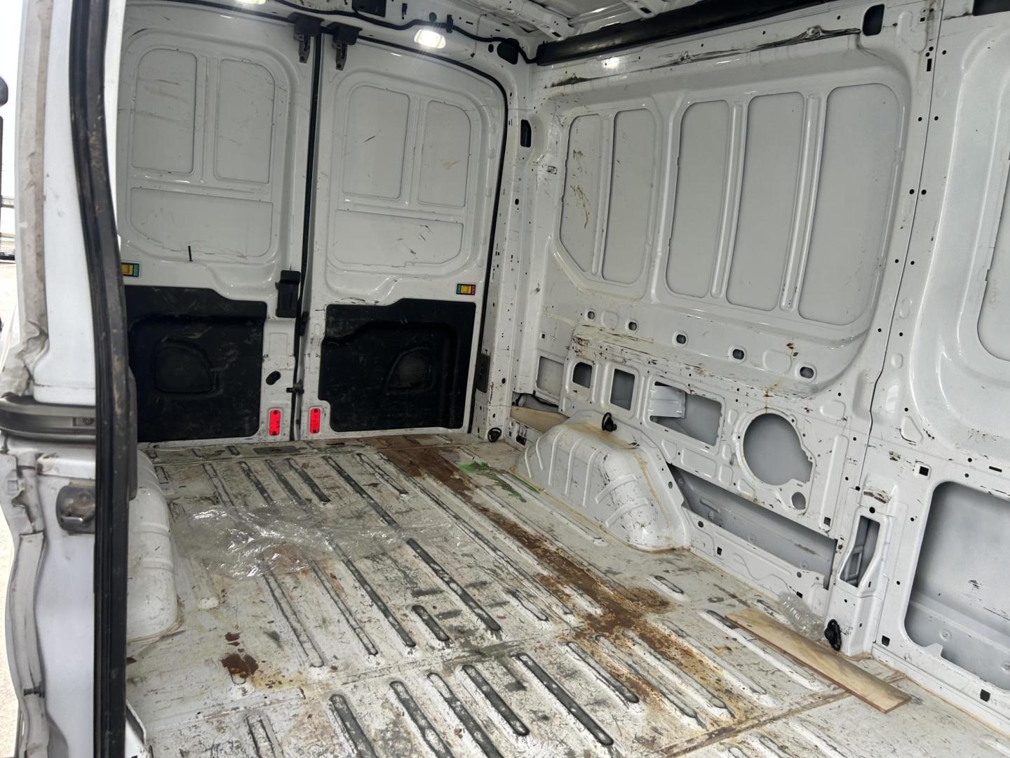 2020 White Ford Transit 250 Van Med. Roof w/Sliding Pass. 130-in. WB (1FTBR1C8XLK) with an 3.5L V6 DOHC 24V engine, 6A transmission, located at 1687 Business 35 S, New Braunfels, TX, 78130, (830) 625-7159, 29.655487, -98.051491 - Photo#4