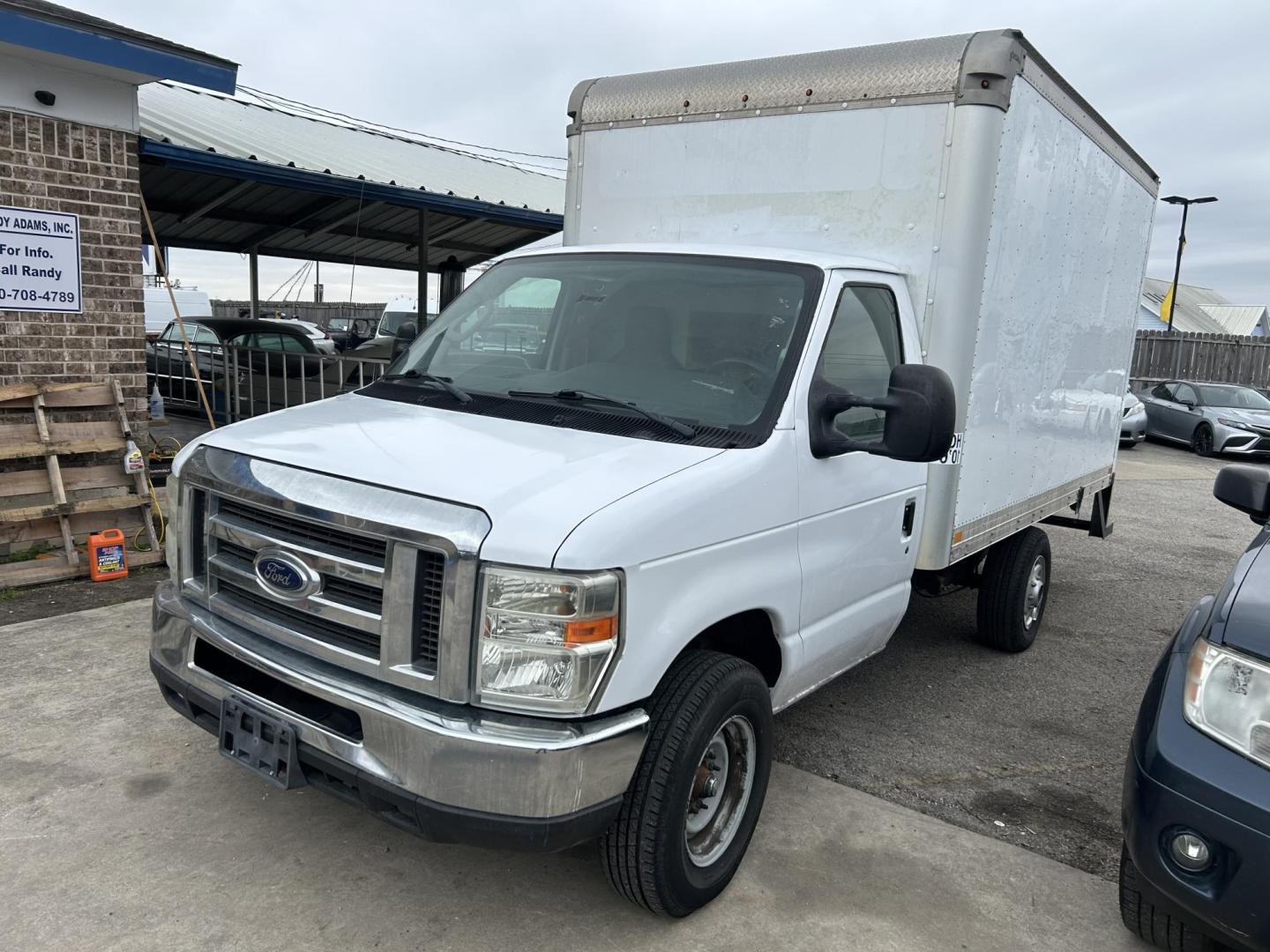 2016 White Ford E-Series Van E-350 Super Duty (1FDWE3FS1GD) with an 6.8L V10 SOHC 20V engine, located at 1687 Business 35 S, New Braunfels, TX, 78130, (830) 625-7159, 29.655487, -98.051491 - Photo#0