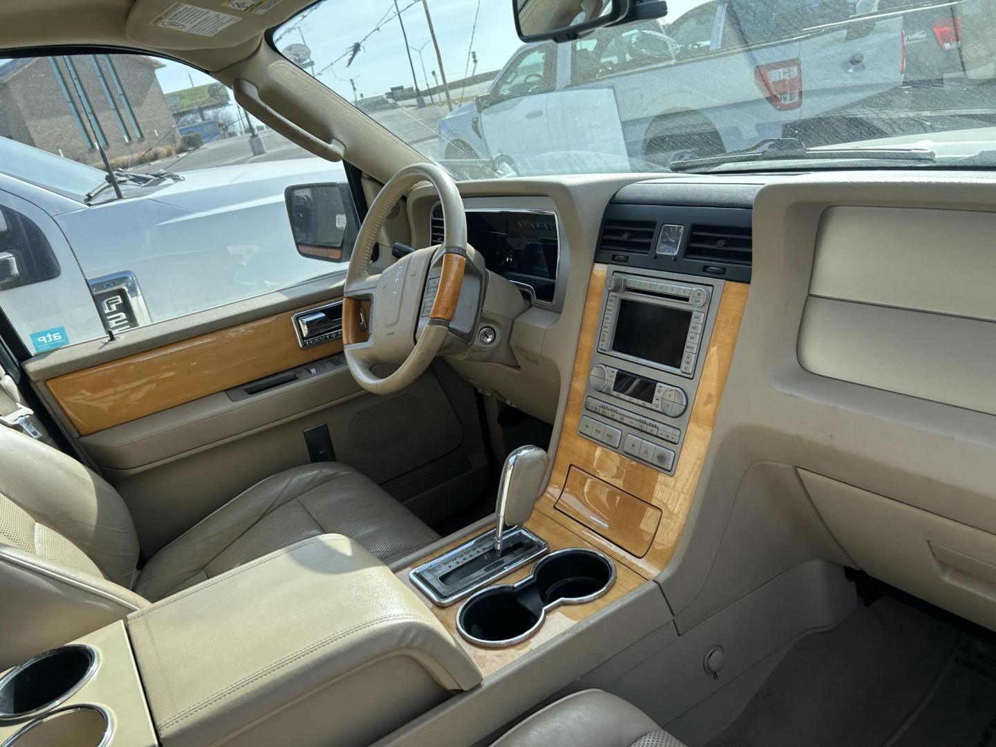 2007 White Lincoln Navigator 2WD Luxury (5LMFU27537L) with an 5.4L V8 SOHC 24V engine, 6-Speed Automatic Overdrive transmission, located at 1687 Business 35 S, New Braunfels, TX, 78130, (830) 625-7159, 29.655487, -98.051491 - Photo#3