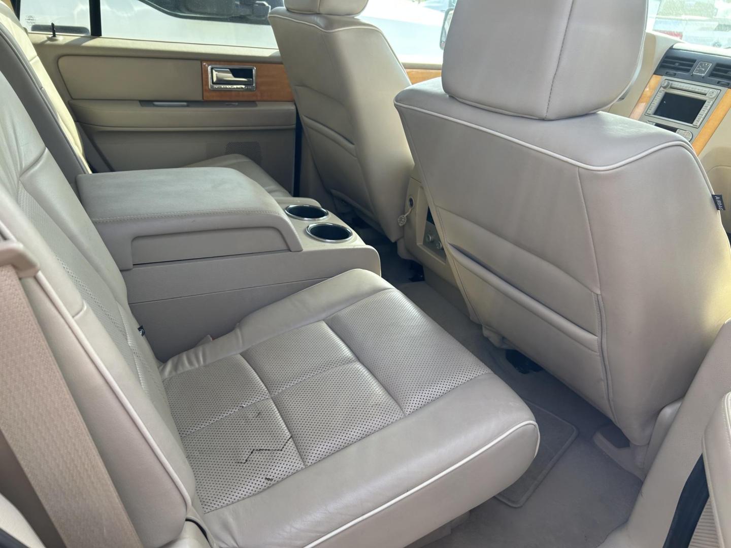 2007 White Lincoln Navigator 2WD Luxury (5LMFU27537L) with an 5.4L V8 SOHC 24V engine, 6-Speed Automatic Overdrive transmission, located at 1687 Business 35 S, New Braunfels, TX, 78130, (830) 625-7159, 29.655487, -98.051491 - Photo#4