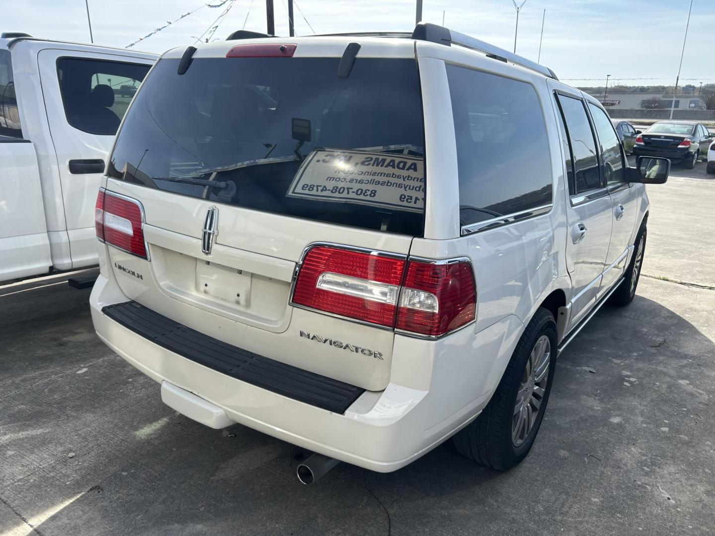 2007 White Lincoln Navigator 2WD Luxury (5LMFU27537L) with an 5.4L V8 SOHC 24V engine, 6-Speed Automatic Overdrive transmission, located at 1687 Business 35 S, New Braunfels, TX, 78130, (830) 625-7159, 29.655487, -98.051491 - Photo#6