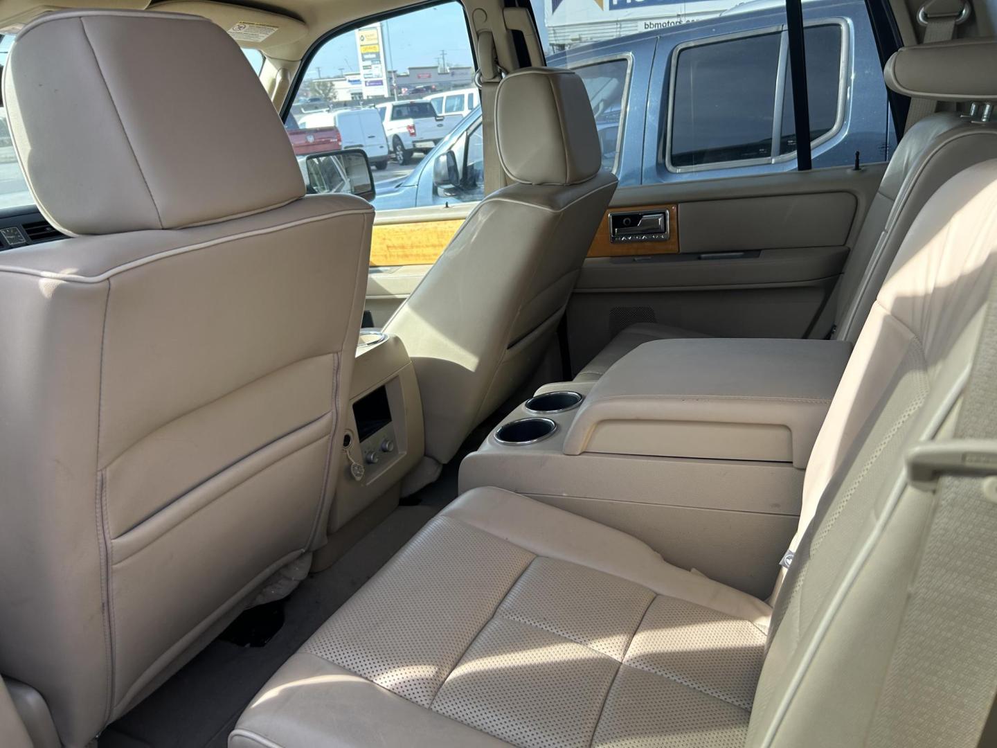 2007 White Lincoln Navigator 2WD Luxury (5LMFU27537L) with an 5.4L V8 SOHC 24V engine, 6-Speed Automatic Overdrive transmission, located at 1687 Business 35 S, New Braunfels, TX, 78130, (830) 625-7159, 29.655487, -98.051491 - Photo#8