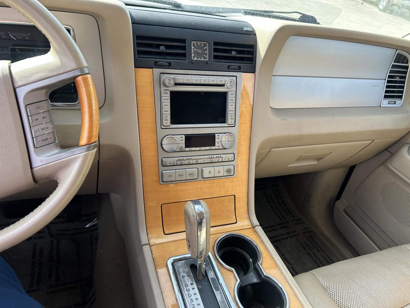 2007 White Lincoln Navigator 2WD Luxury (5LMFU27537L) with an 5.4L V8 SOHC 24V engine, 6-Speed Automatic Overdrive transmission, located at 1687 Business 35 S, New Braunfels, TX, 78130, (830) 625-7159, 29.655487, -98.051491 - Photo#10