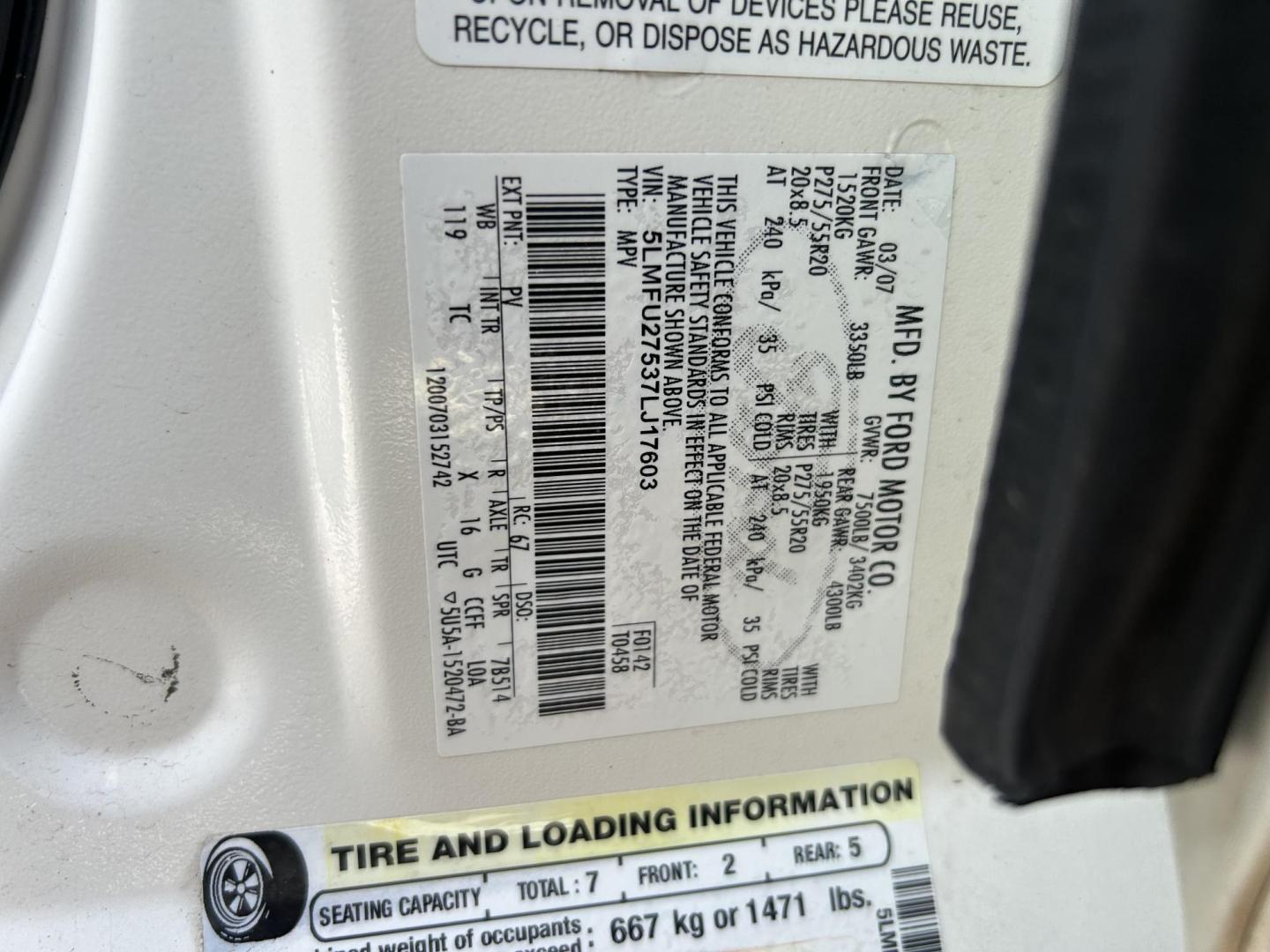 2007 White Lincoln Navigator 2WD Luxury (5LMFU27537L) with an 5.4L V8 SOHC 24V engine, 6-Speed Automatic Overdrive transmission, located at 1687 Business 35 S, New Braunfels, TX, 78130, (830) 625-7159, 29.655487, -98.051491 - Photo#12