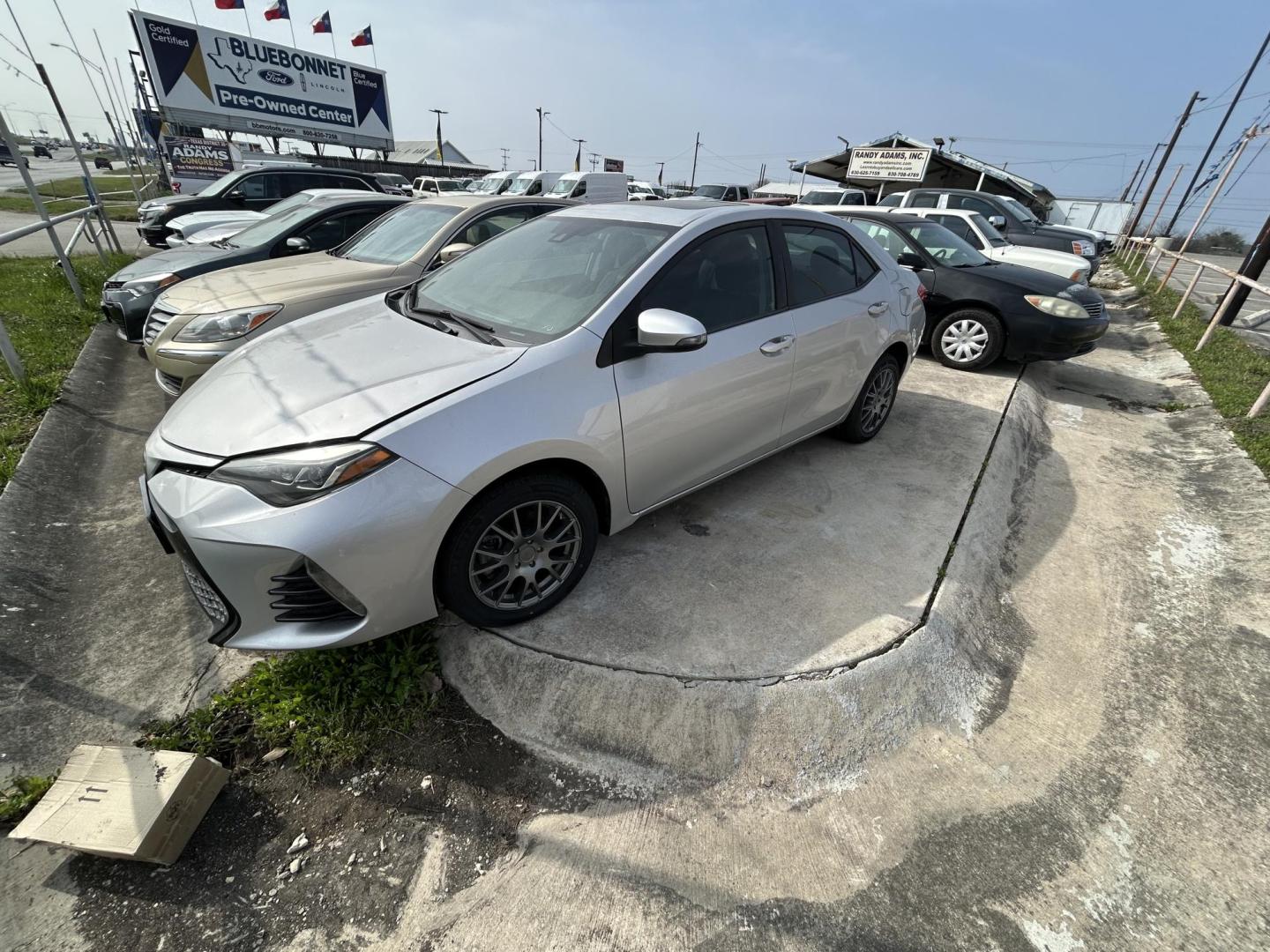 2017 Silver Toyota Corolla SE CVT (5YFBURHE1HP) with an 1.8L L4 DOHC 16V engine, CVT transmission, located at 1687 Business 35 S, New Braunfels, TX, 78130, (830) 625-7159, 29.655487, -98.051491 - Photo#0