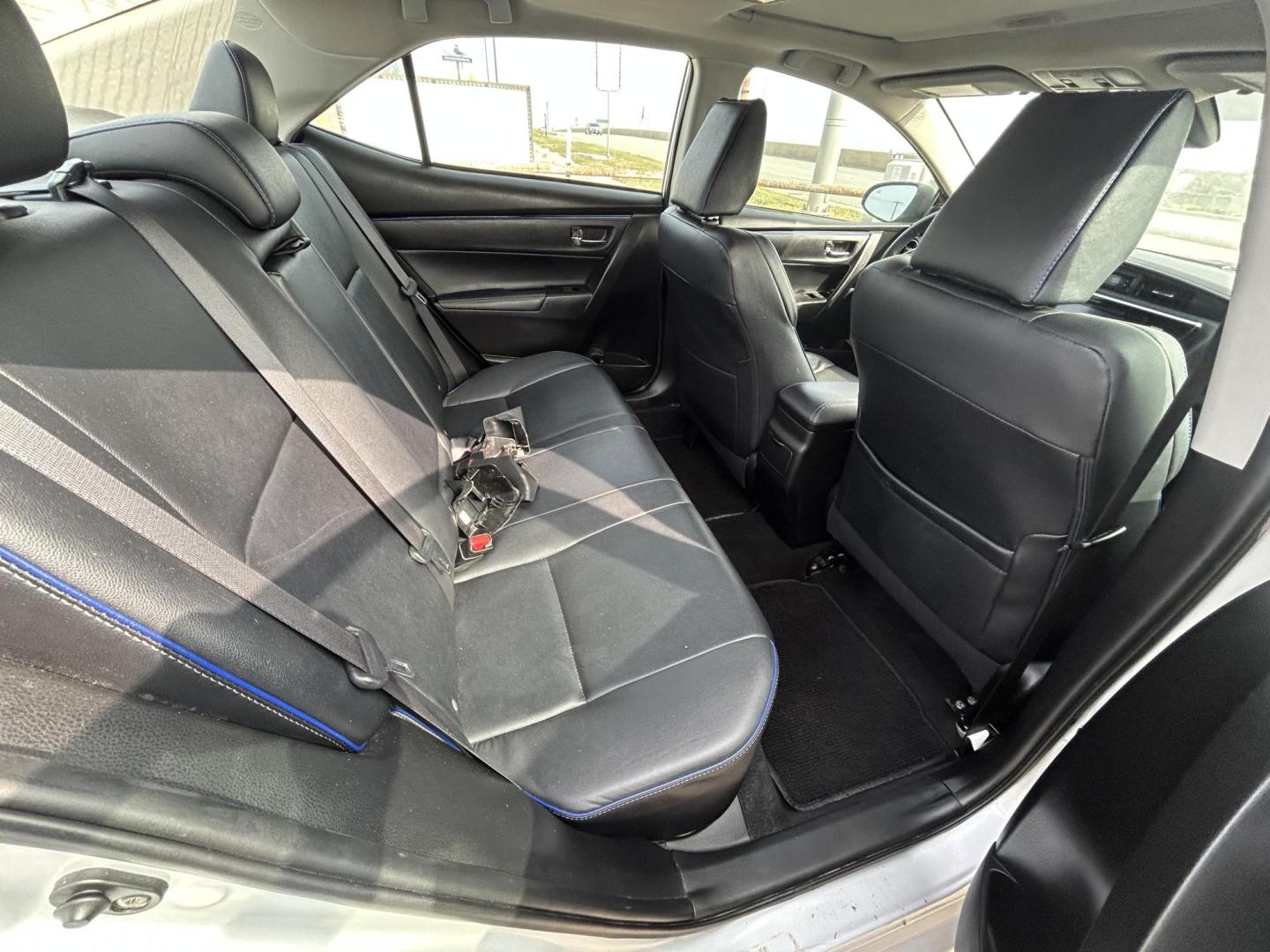 2017 Silver Toyota Corolla SE CVT (5YFBURHE1HP) with an 1.8L L4 DOHC 16V engine, CVT transmission, located at 1687 Business 35 S, New Braunfels, TX, 78130, (830) 625-7159, 29.655487, -98.051491 - Photo#4