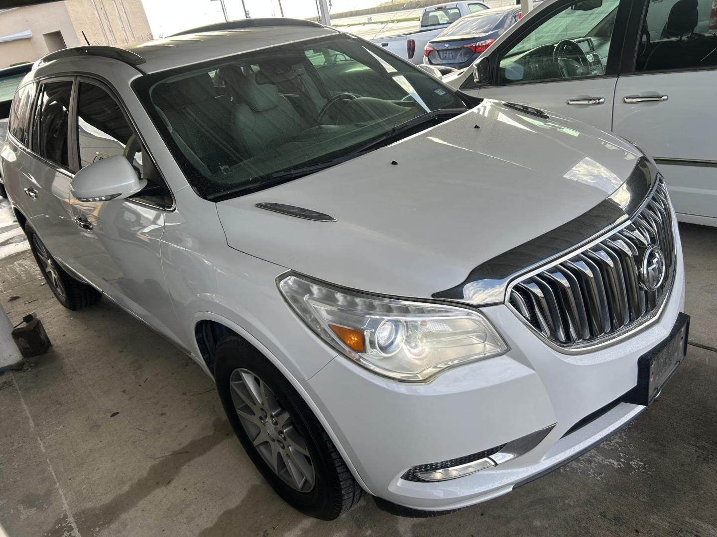 2016 White Buick Enclave Leather FWD (5GAKRBKD8GJ) with an 3.6L V6 DOHC 24V engine, 6-Speed Automatic Overdrive transmission, located at 1687 Business 35 S, New Braunfels, TX, 78130, (830) 625-7159, 29.655487, -98.051491 - Photo#1