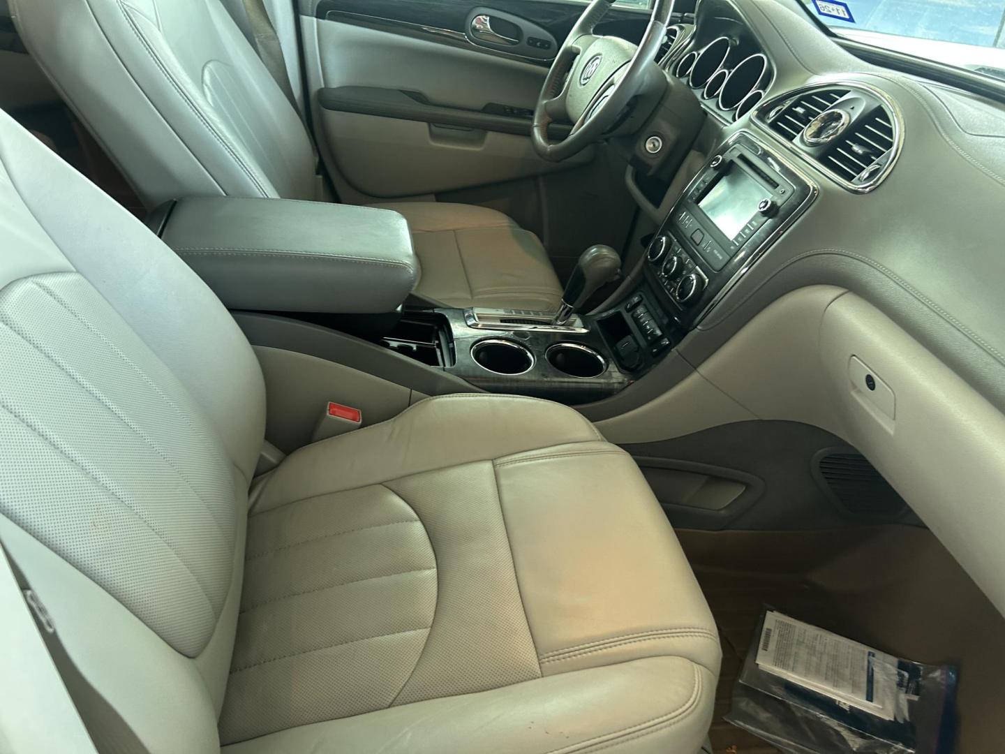 2016 White Buick Enclave Leather FWD (5GAKRBKD8GJ) with an 3.6L V6 DOHC 24V engine, 6-Speed Automatic Overdrive transmission, located at 1687 Business 35 S, New Braunfels, TX, 78130, (830) 625-7159, 29.655487, -98.051491 - Photo#2