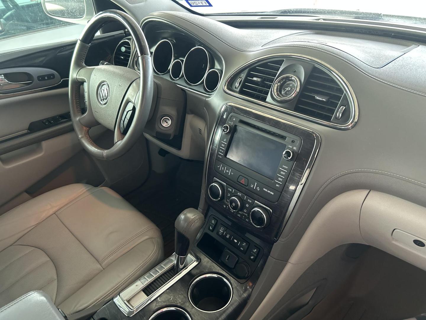 2016 White Buick Enclave Leather FWD (5GAKRBKD8GJ) with an 3.6L V6 DOHC 24V engine, 6-Speed Automatic Overdrive transmission, located at 1687 Business 35 S, New Braunfels, TX, 78130, (830) 625-7159, 29.655487, -98.051491 - Photo#3