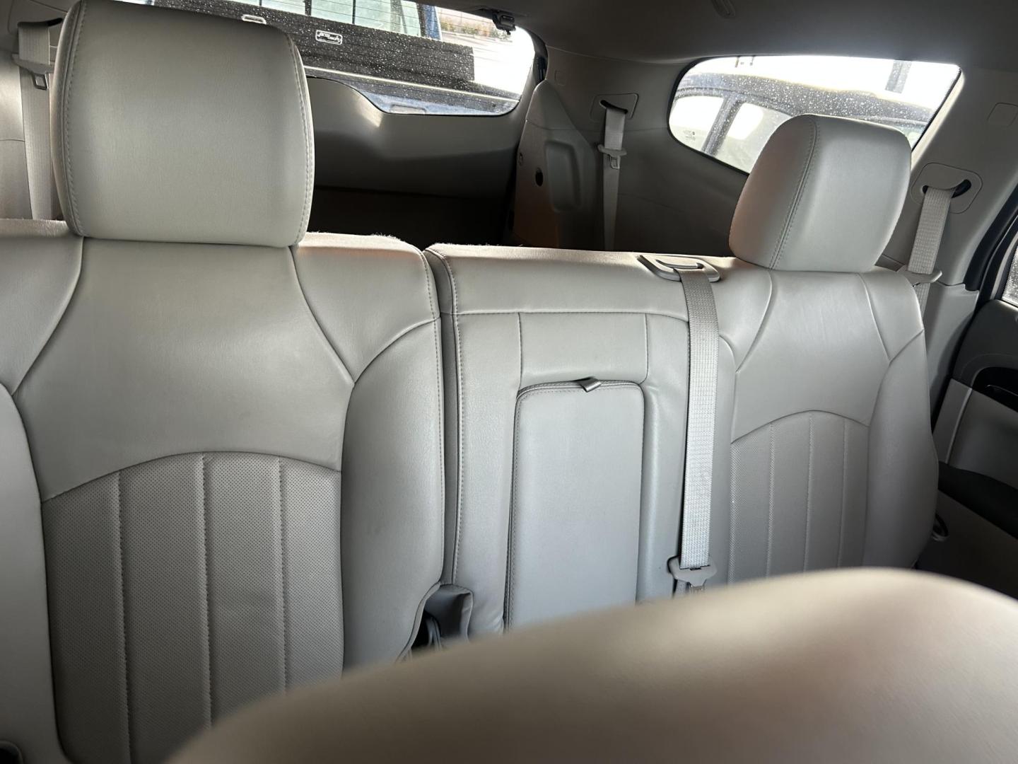 2016 White Buick Enclave Leather FWD (5GAKRBKD8GJ) with an 3.6L V6 DOHC 24V engine, 6-Speed Automatic Overdrive transmission, located at 1687 Business 35 S, New Braunfels, TX, 78130, (830) 625-7159, 29.655487, -98.051491 - Photo#4