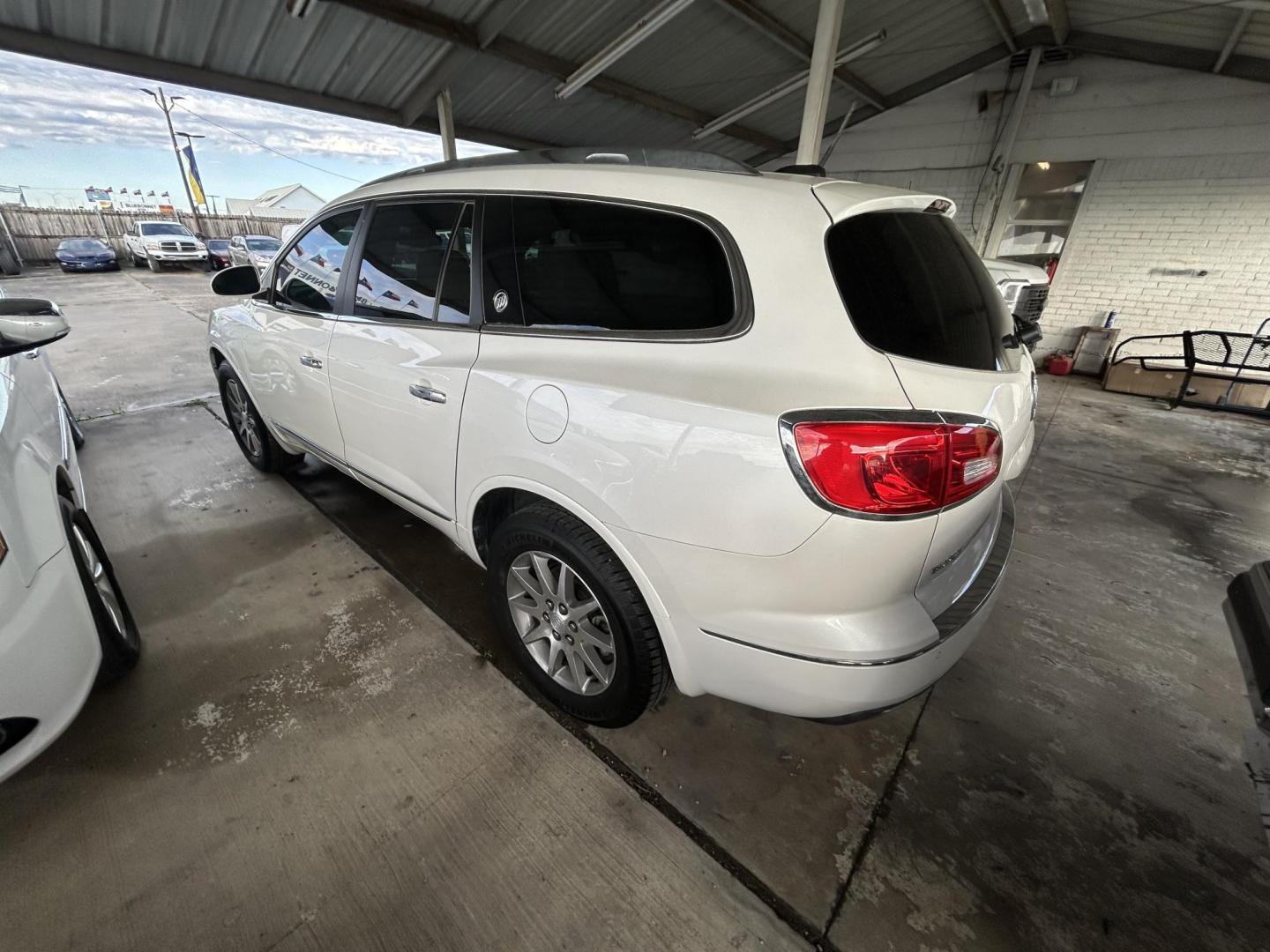 2016 White Buick Enclave Leather FWD (5GAKRBKD8GJ) with an 3.6L V6 DOHC 24V engine, 6-Speed Automatic Overdrive transmission, located at 1687 Business 35 S, New Braunfels, TX, 78130, (830) 625-7159, 29.655487, -98.051491 - Photo#7