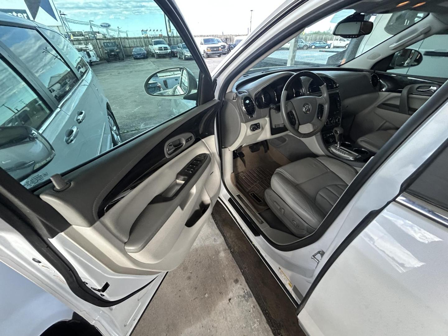 2016 White Buick Enclave Leather FWD (5GAKRBKD8GJ) with an 3.6L V6 DOHC 24V engine, 6-Speed Automatic Overdrive transmission, located at 1687 Business 35 S, New Braunfels, TX, 78130, (830) 625-7159, 29.655487, -98.051491 - Photo#9