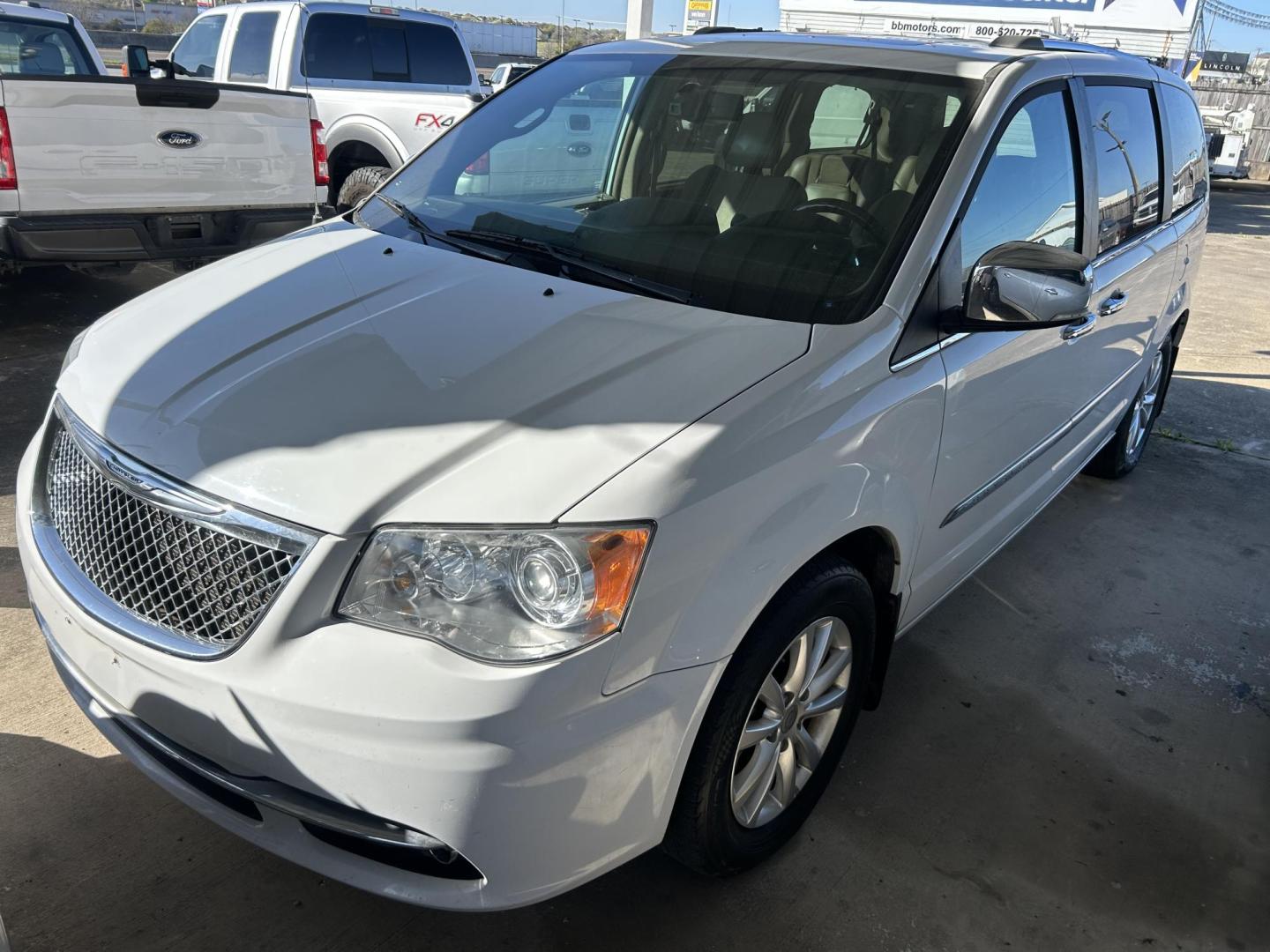 2015 White Chrysler Town & Country Limited (2C4RC1GG5FR) with an 3.6L V6 DOHC 24V engine, 6-Speed Automatic transmission, located at 1687 Business 35 S, New Braunfels, TX, 78130, (830) 625-7159, 29.655487, -98.051491 - Photo#0