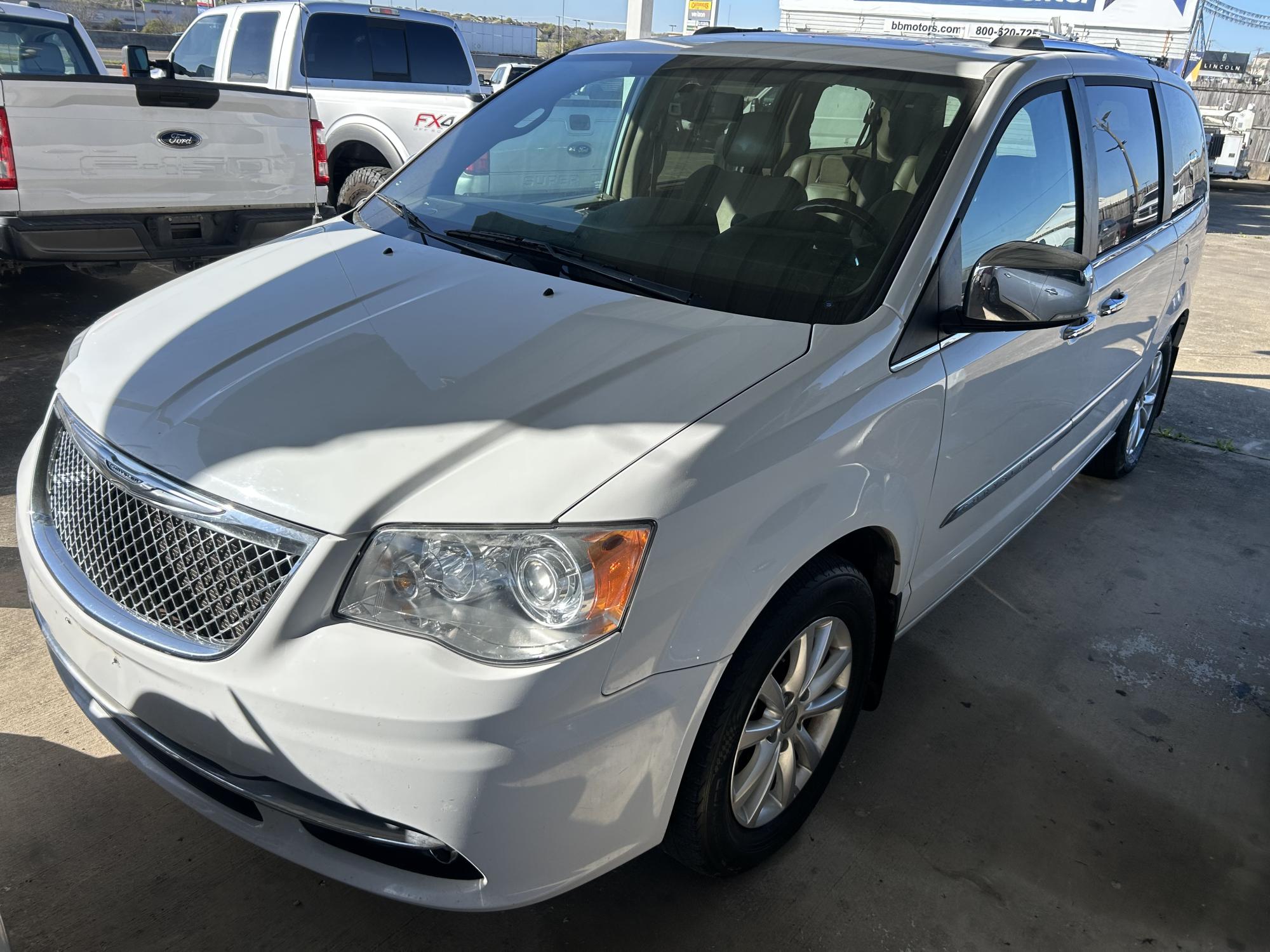 photo of 2015 Chrysler Town & Country Limited