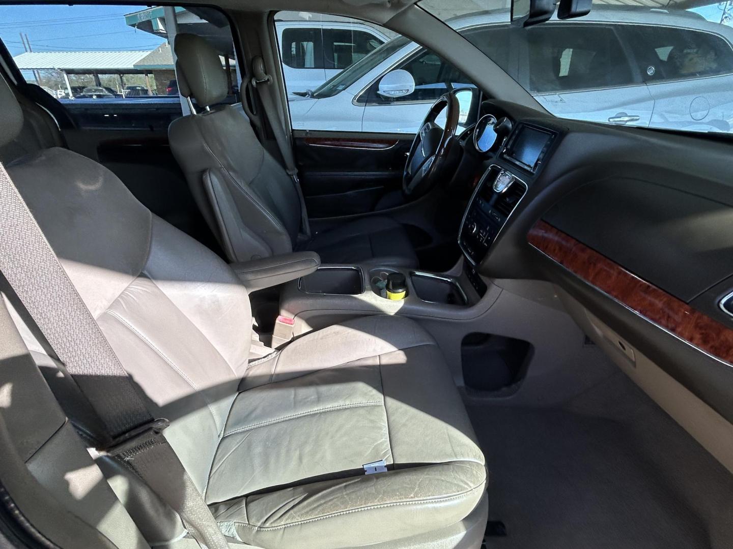 2015 White Chrysler Town & Country Limited (2C4RC1GG5FR) with an 3.6L V6 DOHC 24V engine, 6-Speed Automatic transmission, located at 1687 Business 35 S, New Braunfels, TX, 78130, (830) 625-7159, 29.655487, -98.051491 - Photo#2