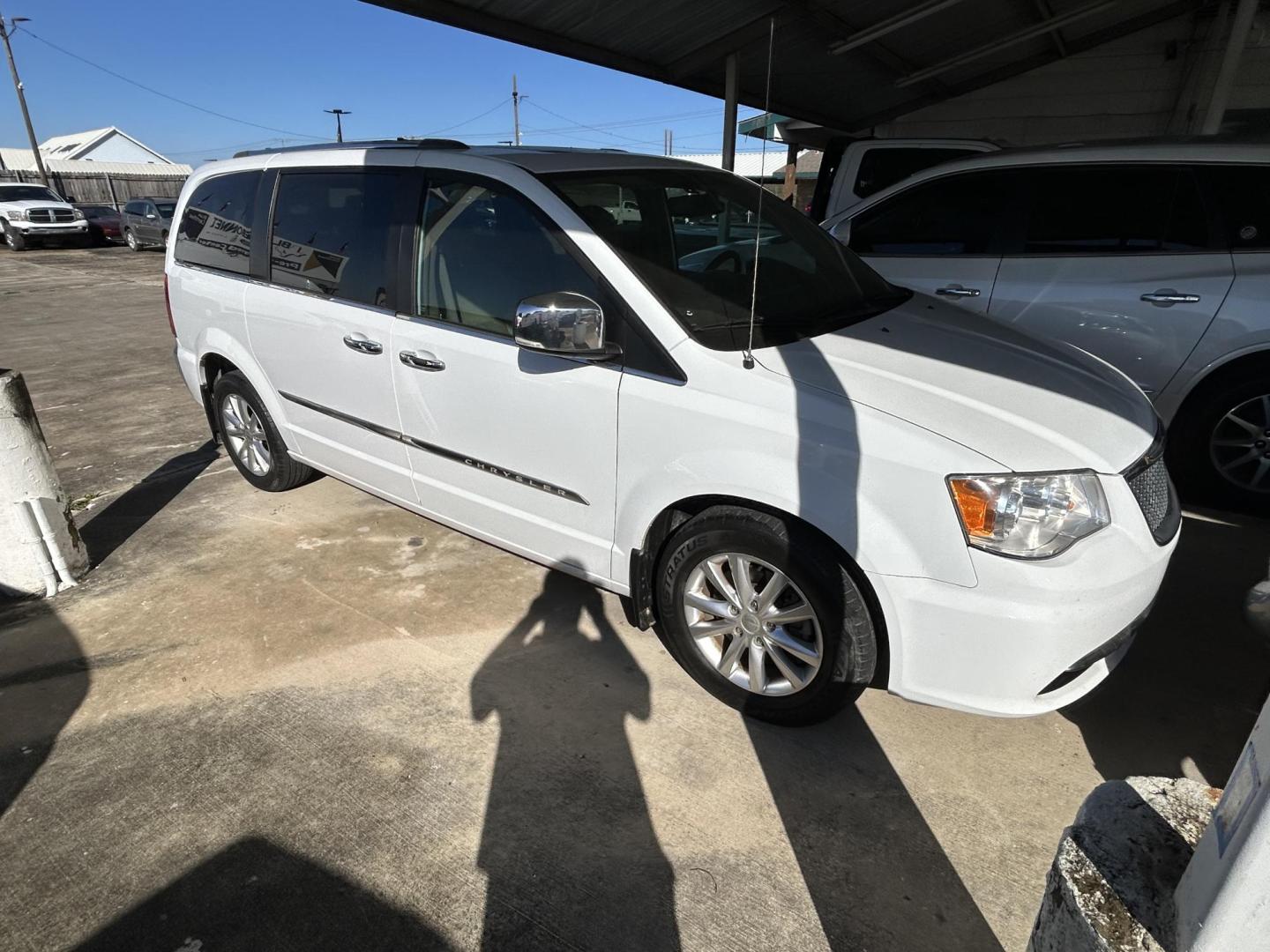 2015 White Chrysler Town & Country Limited (2C4RC1GG5FR) with an 3.6L V6 DOHC 24V engine, 6-Speed Automatic transmission, located at 1687 Business 35 S, New Braunfels, TX, 78130, (830) 625-7159, 29.655487, -98.051491 - Photo#1