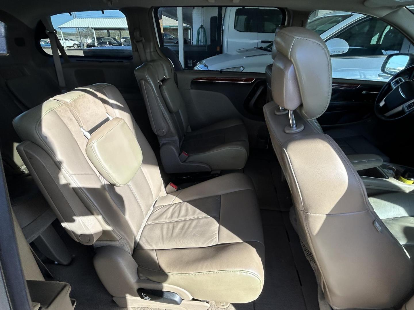 2015 White Chrysler Town & Country Limited (2C4RC1GG5FR) with an 3.6L V6 DOHC 24V engine, 6-Speed Automatic transmission, located at 1687 Business 35 S, New Braunfels, TX, 78130, (830) 625-7159, 29.655487, -98.051491 - Photo#4