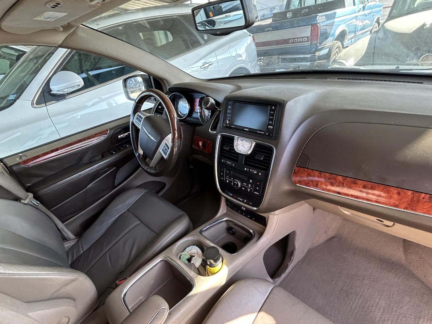 2015 White Chrysler Town & Country Limited (2C4RC1GG5FR) with an 3.6L V6 DOHC 24V engine, 6-Speed Automatic transmission, located at 1687 Business 35 S, New Braunfels, TX, 78130, (830) 625-7159, 29.655487, -98.051491 - Photo#3