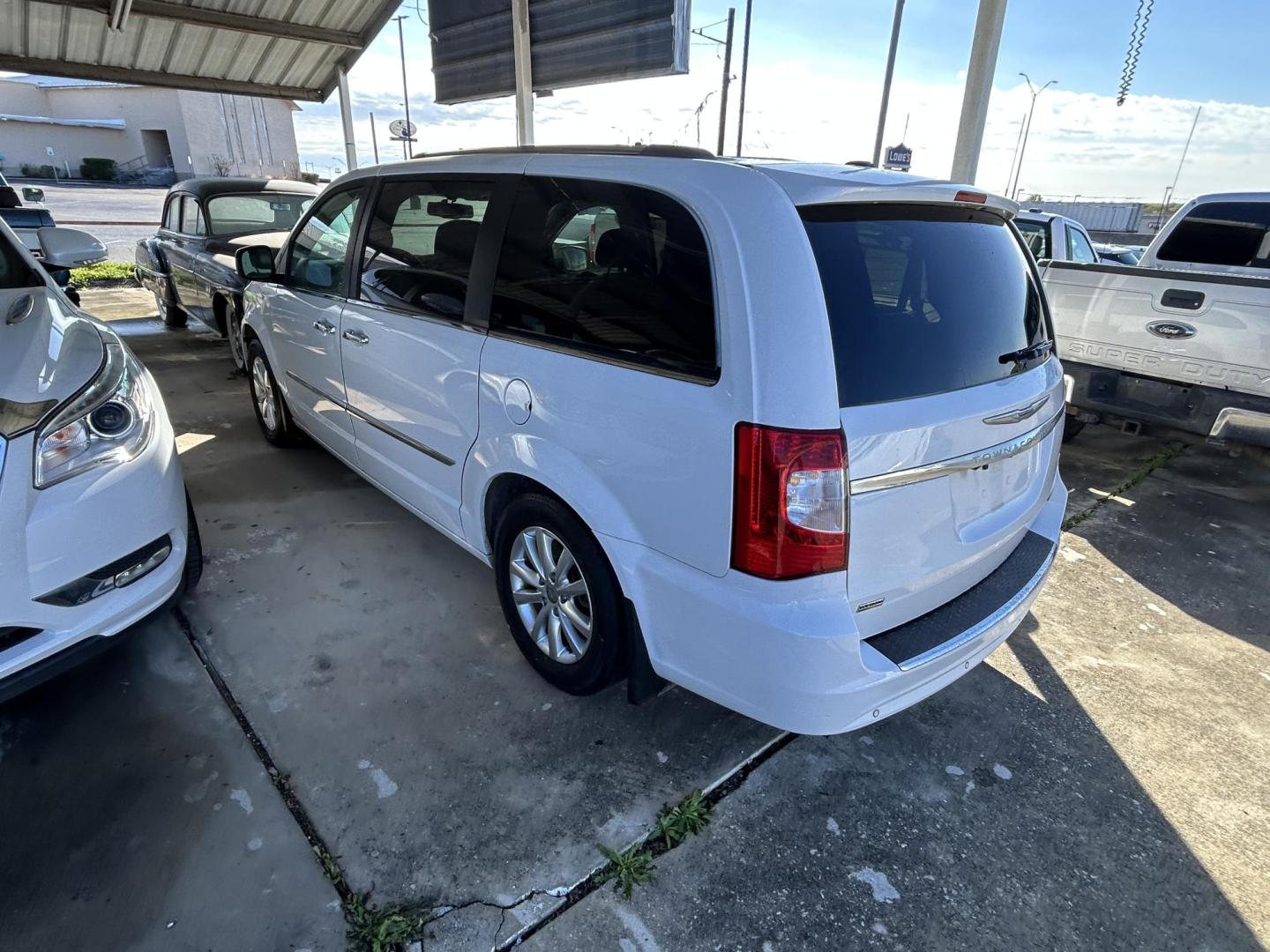 2015 White Chrysler Town & Country Limited (2C4RC1GG5FR) with an 3.6L V6 DOHC 24V engine, 6-Speed Automatic transmission, located at 1687 Business 35 S, New Braunfels, TX, 78130, (830) 625-7159, 29.655487, -98.051491 - Photo#8