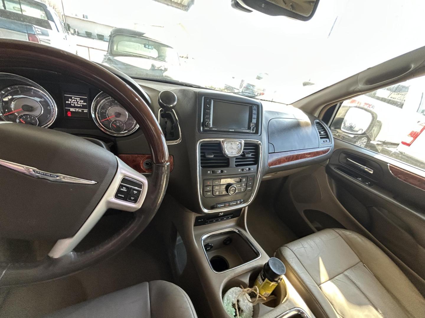 2015 White Chrysler Town & Country Limited (2C4RC1GG5FR) with an 3.6L V6 DOHC 24V engine, 6-Speed Automatic transmission, located at 1687 Business 35 S, New Braunfels, TX, 78130, (830) 625-7159, 29.655487, -98.051491 - Photo#12