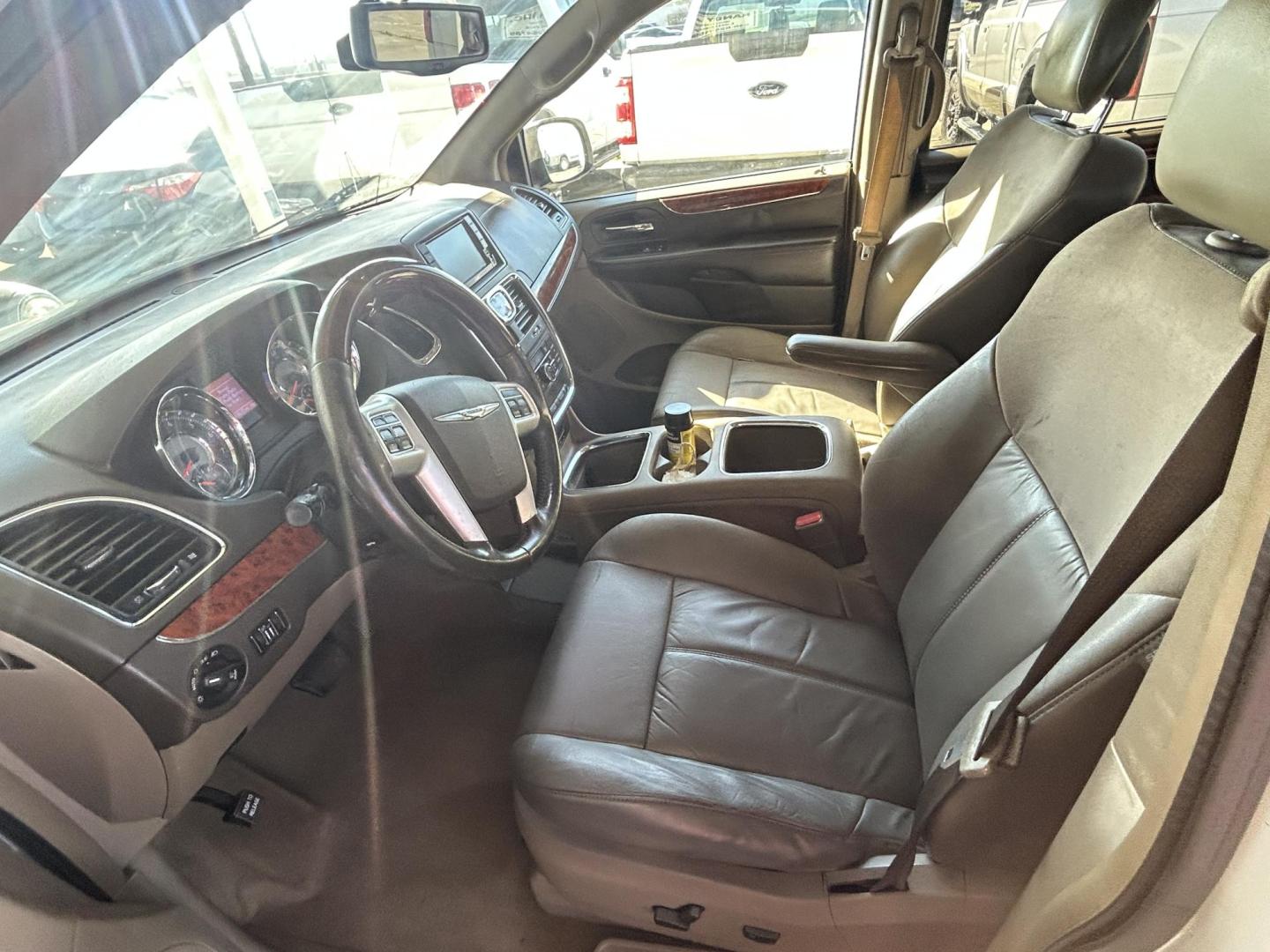 2015 White Chrysler Town & Country Limited (2C4RC1GG5FR) with an 3.6L V6 DOHC 24V engine, 6-Speed Automatic transmission, located at 1687 Business 35 S, New Braunfels, TX, 78130, (830) 625-7159, 29.655487, -98.051491 - Photo#10